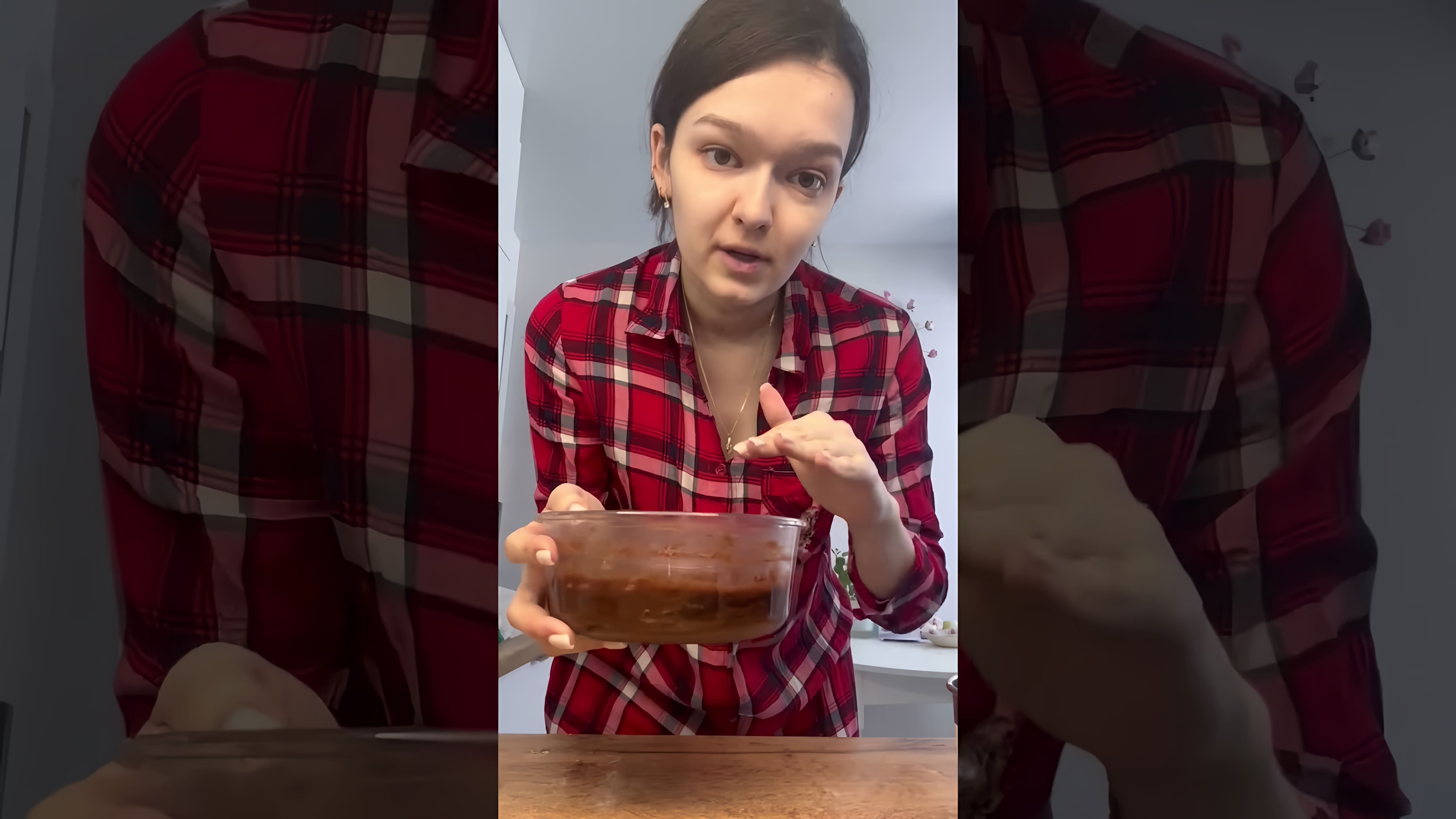 В этом видео демонстрируется процесс приготовления шоколадного бисквита в микроволновке
