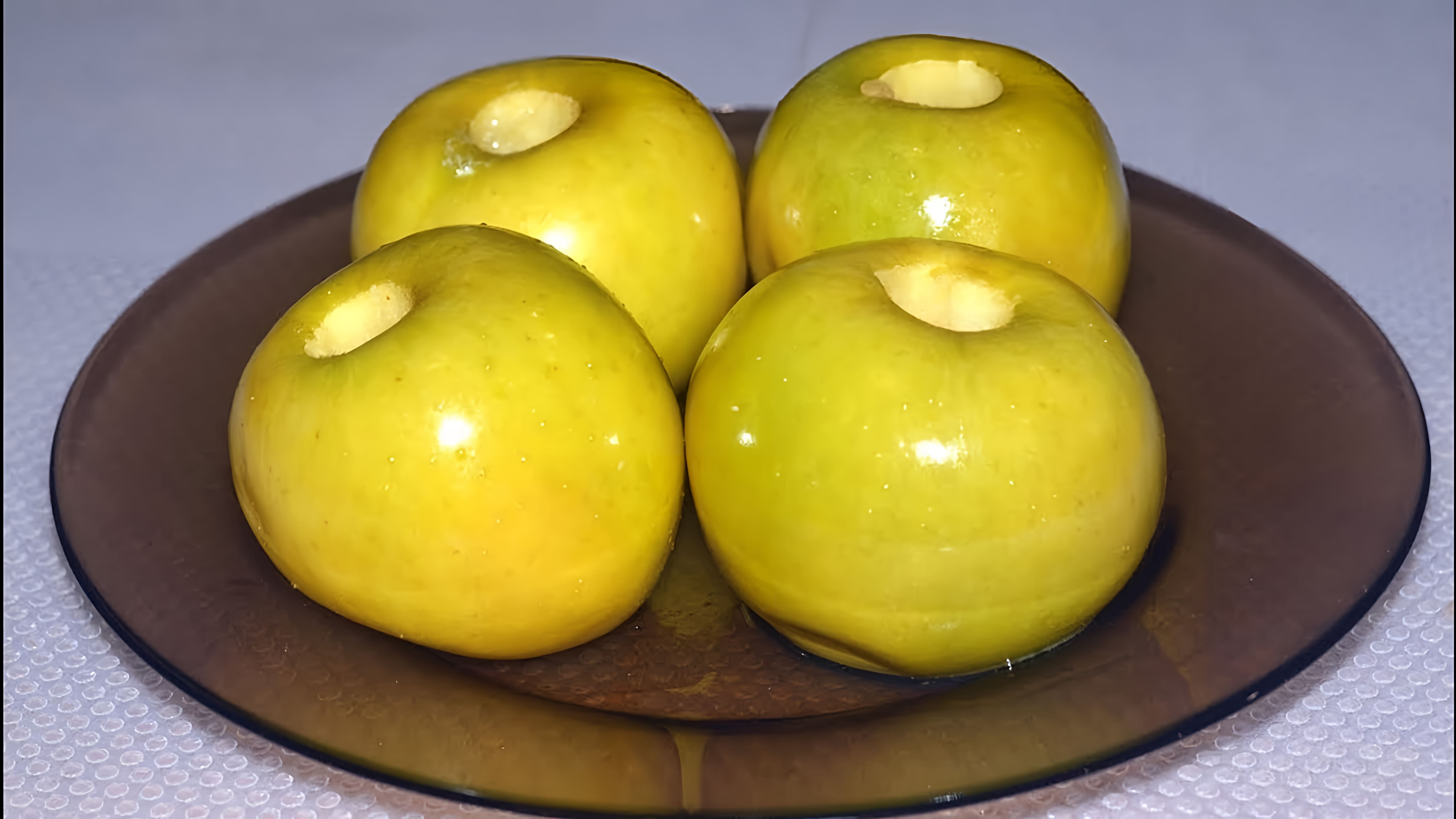 В этом видео демонстрируется процесс приготовления печеных яблок в микроволновке