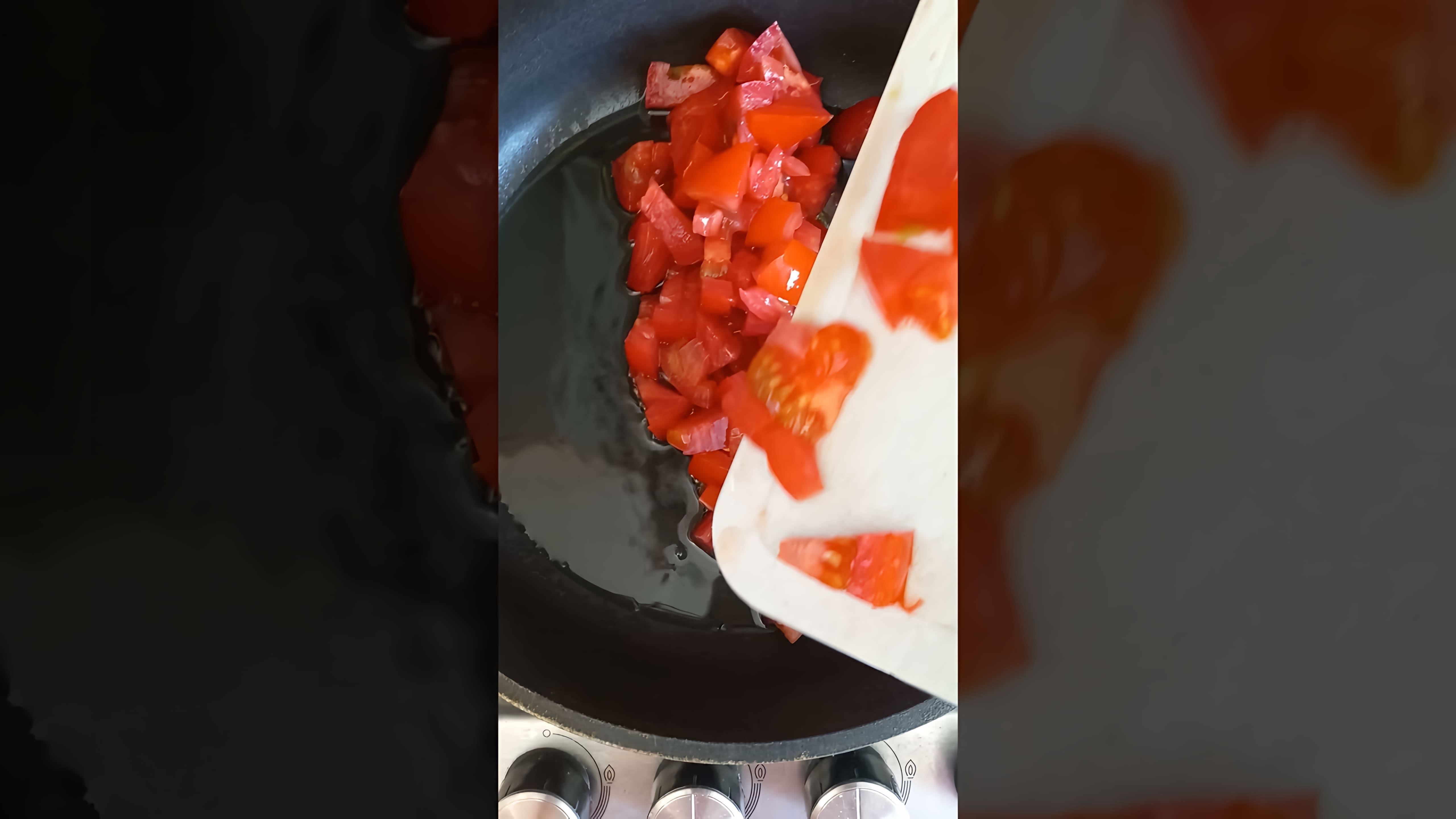 Яичница с помидорами - это взрыв вкуса! В этом видео я покажу вам, как приготовить яичницу с помидорами, чтобы она была не просто вкусной, но и выглядела как настоящая бомба