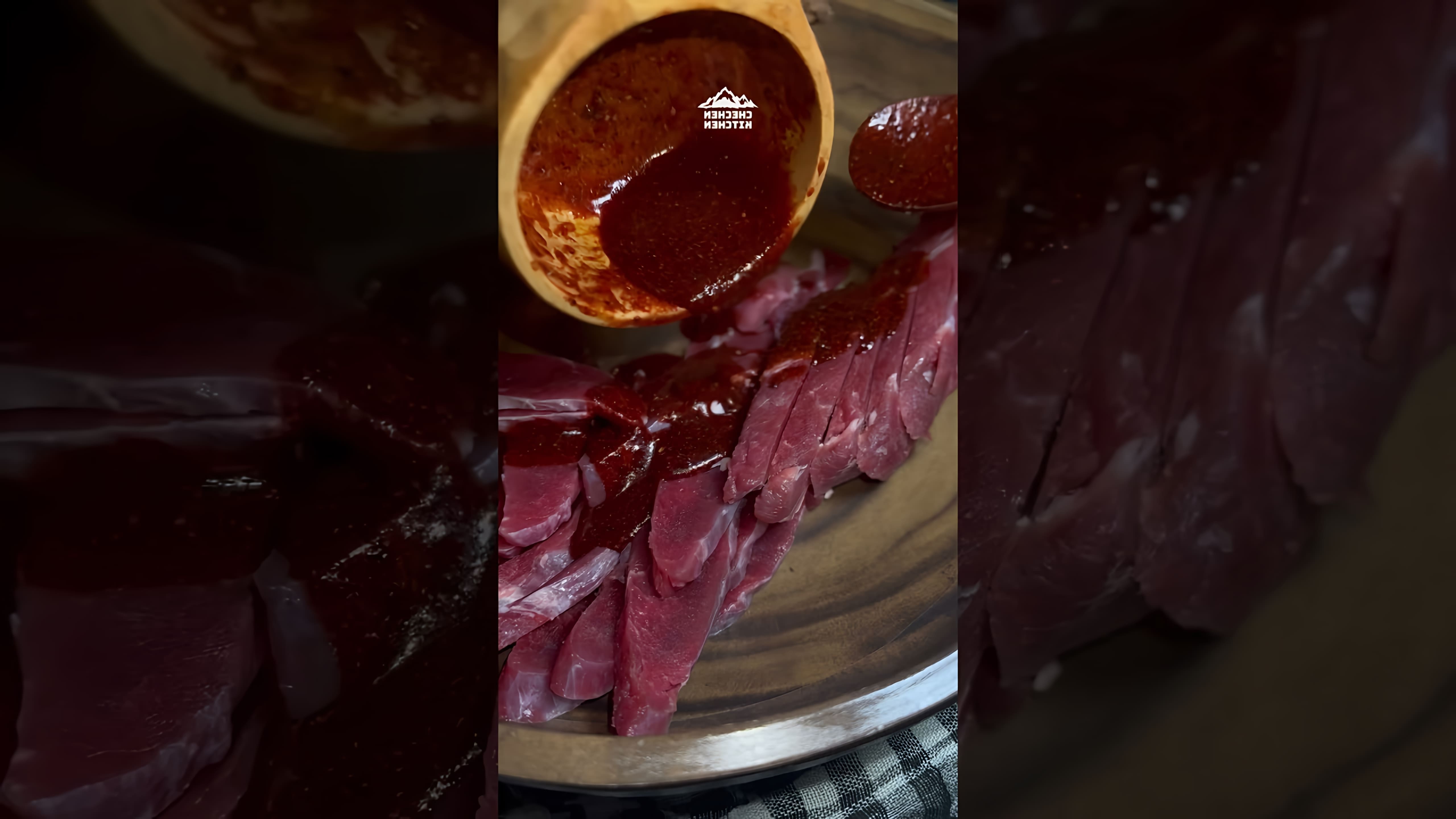 В этом видео демонстрируется процесс приготовления вяленого мяса джерки