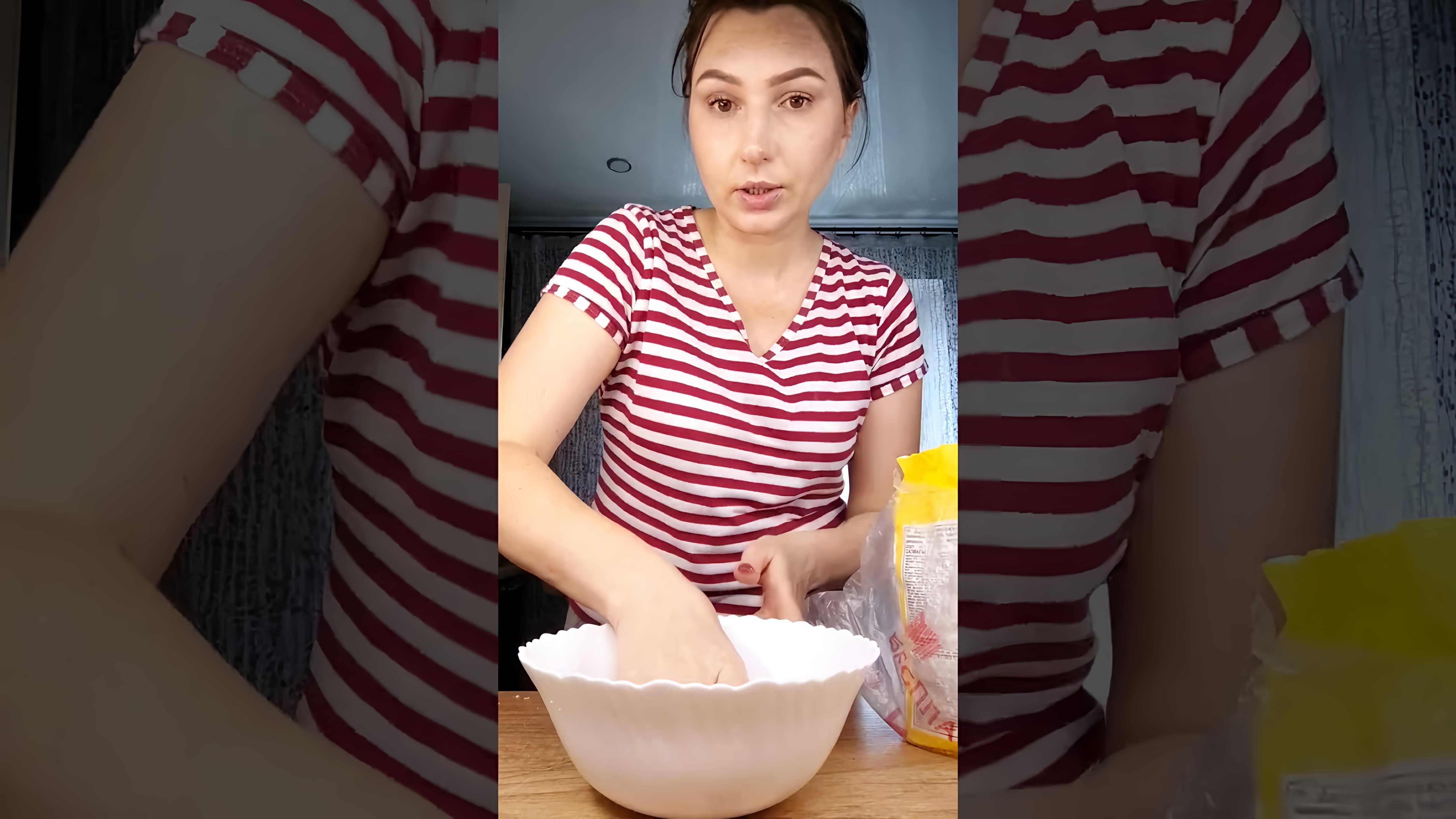 В этом видео демонстрируется процесс приготовления сырников из творога