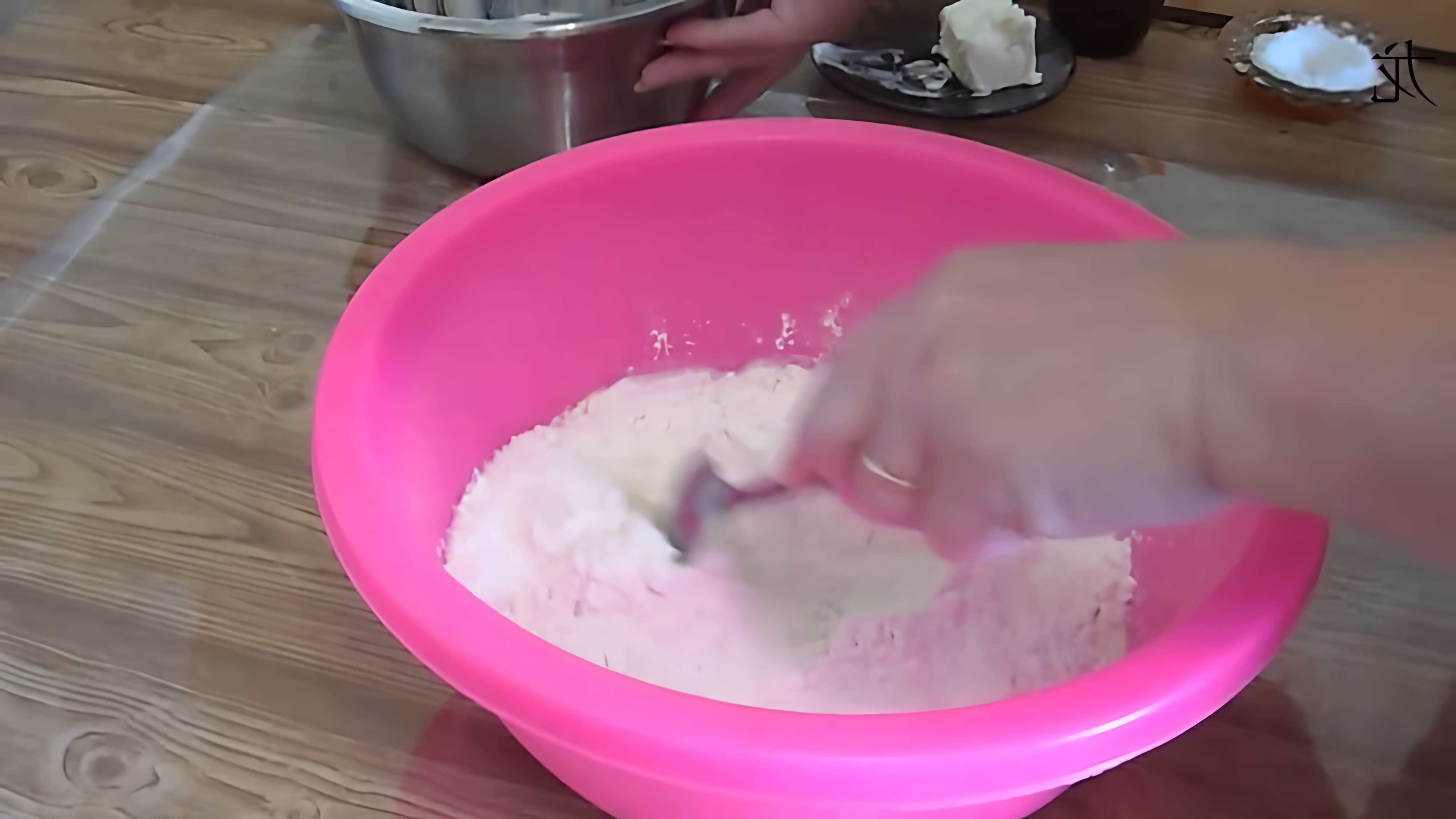 В этом видео демонстрируется процесс приготовления теста для хычинов, традиционной кавказской лепешки с начинкой