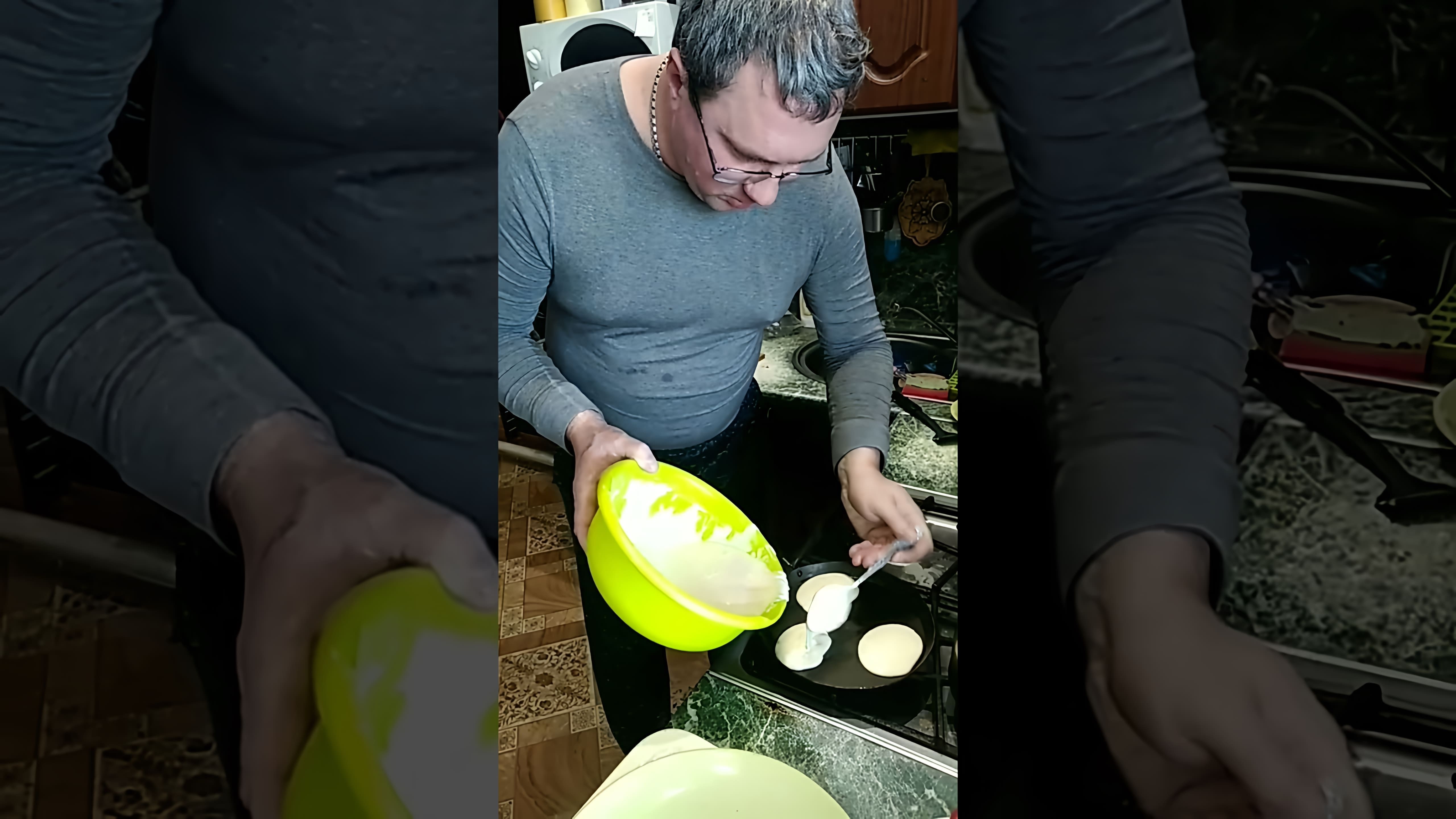 В этом видео демонстрируется процесс приготовления оладий с сосисками