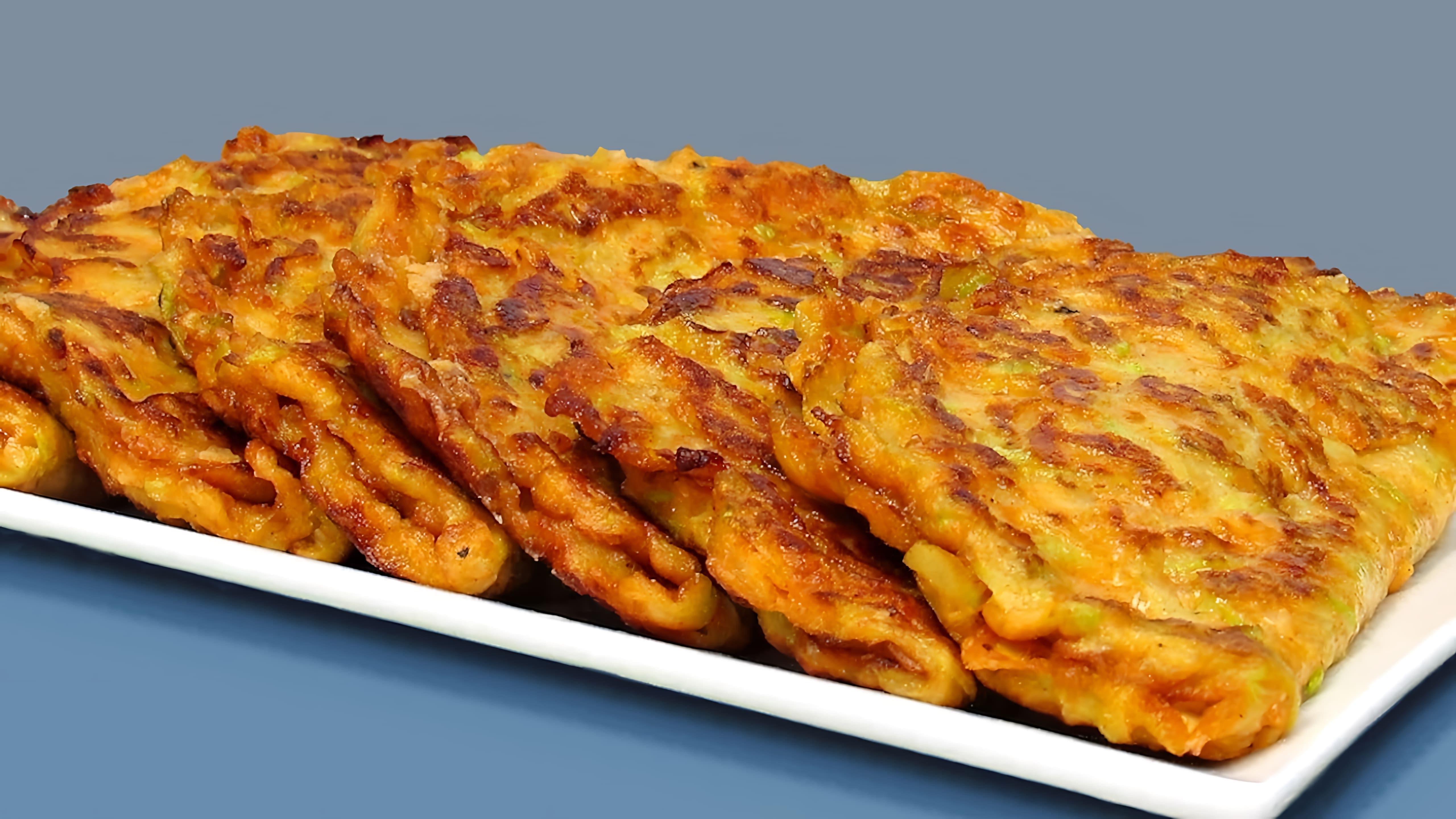 В этом видео демонстрируется рецепт приготовления оладий из кабачков с сыром