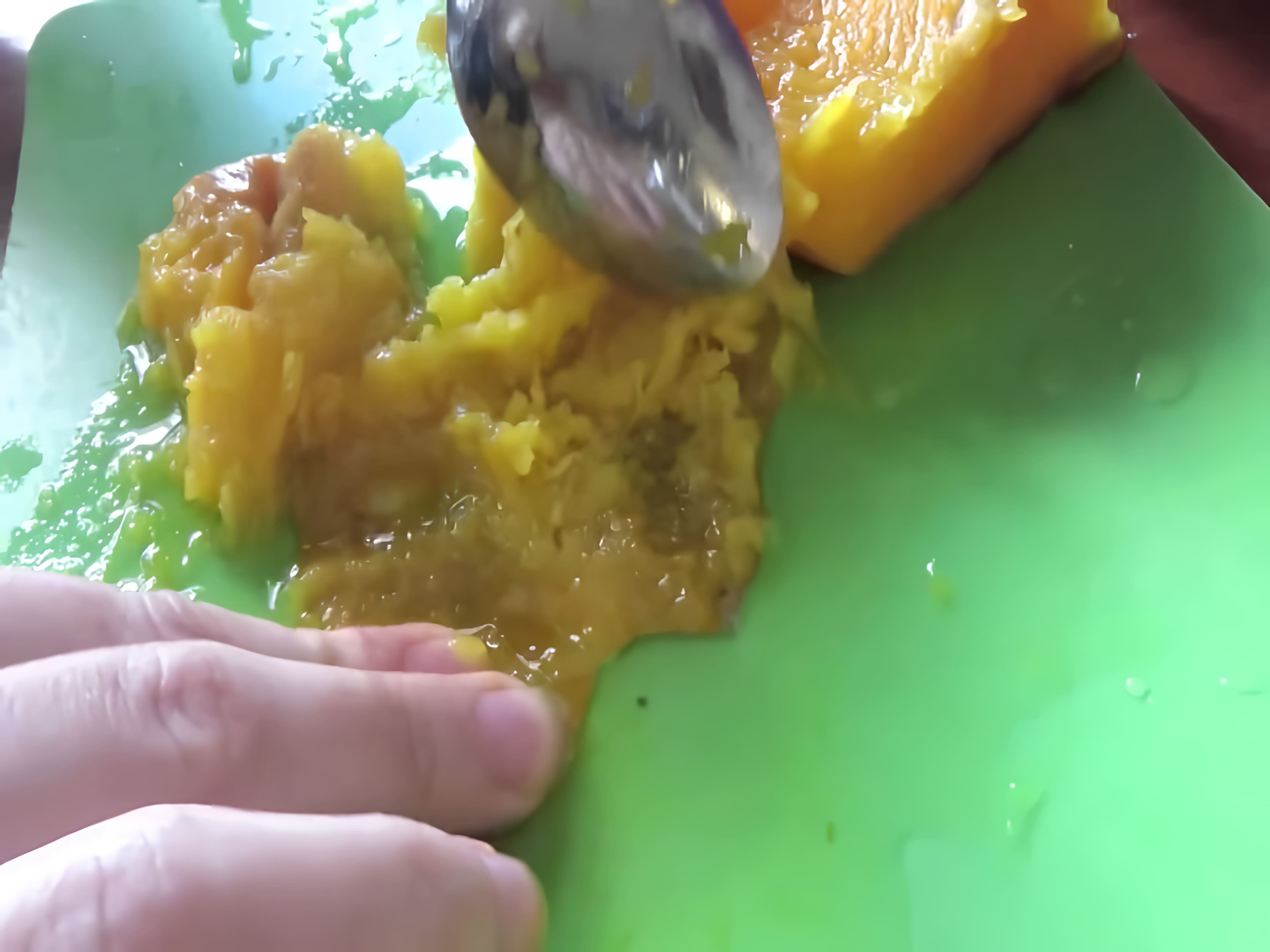 В данном видео-ролике представлен рецепт приготовления голубцов и соуса для голубцов