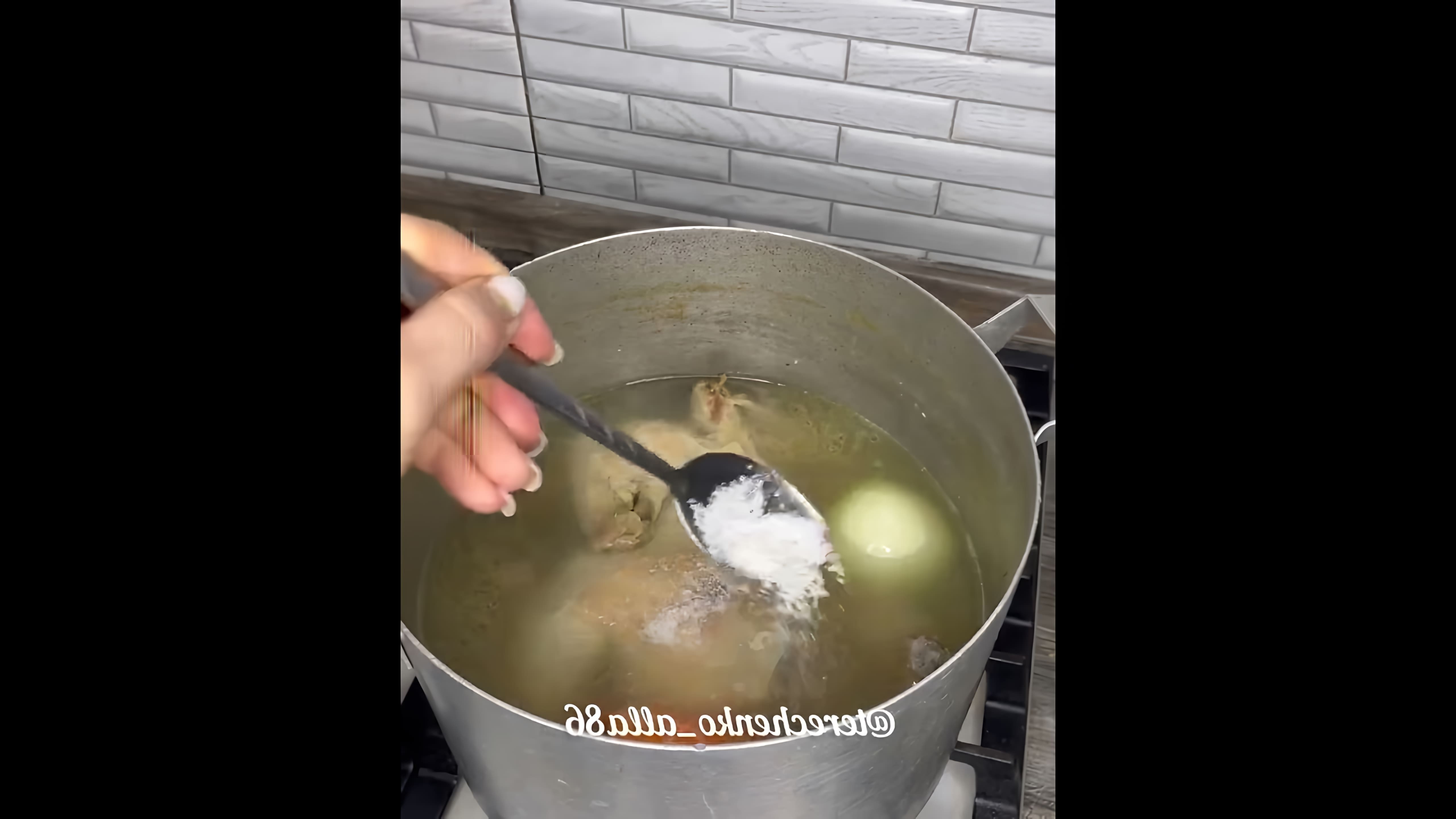 В этом видео мы видим, как приготовить холодец из курицы
