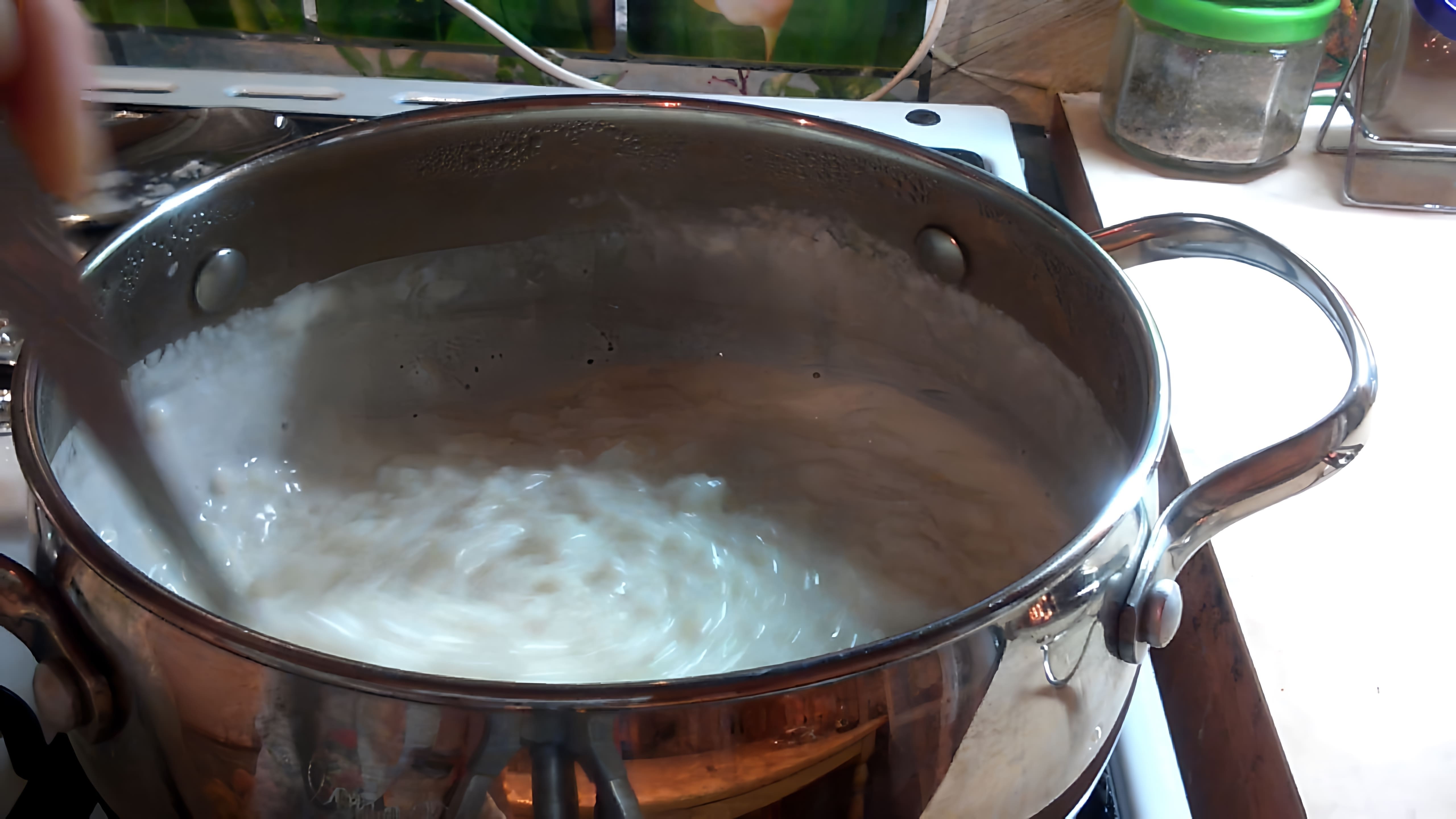 В этом видео демонстрируется процесс приготовления молочной рисовой каши