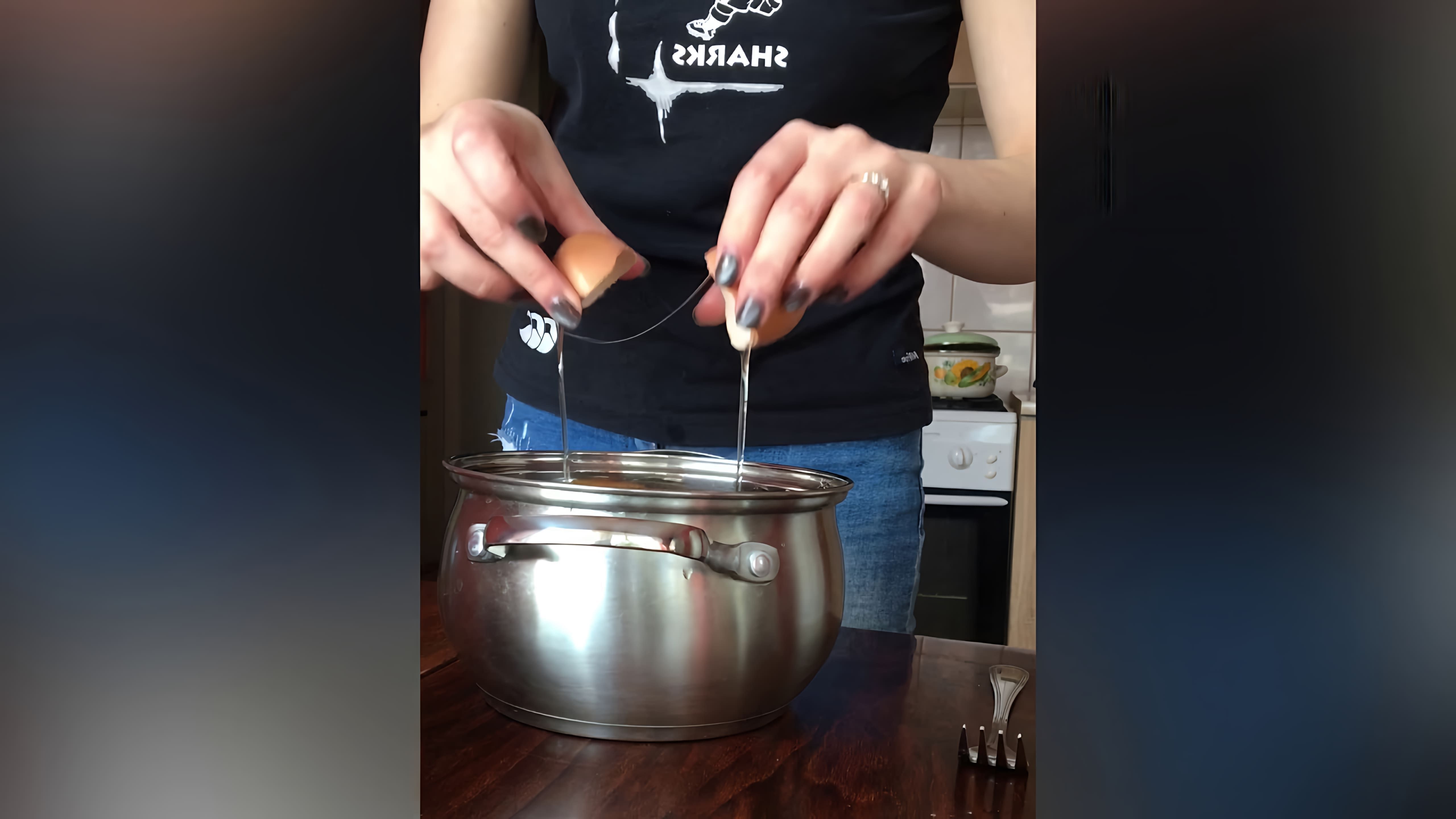 В этом видео-ролике будет показан простой и быстрый рецепт приготовления бисквита без использования миксеров и венчиков