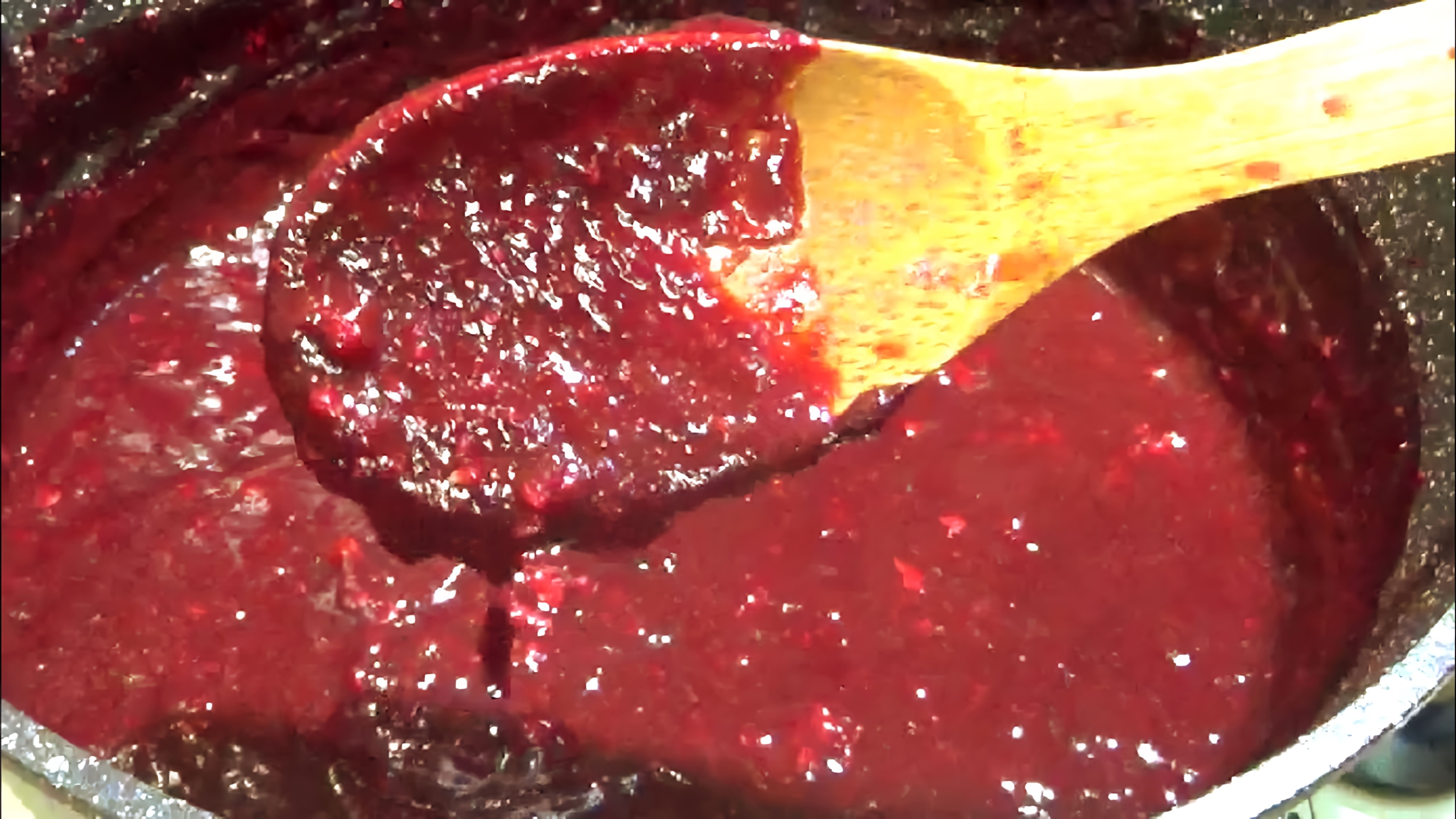 В этом видео Ирина Воловик готовит кетчуп из слив