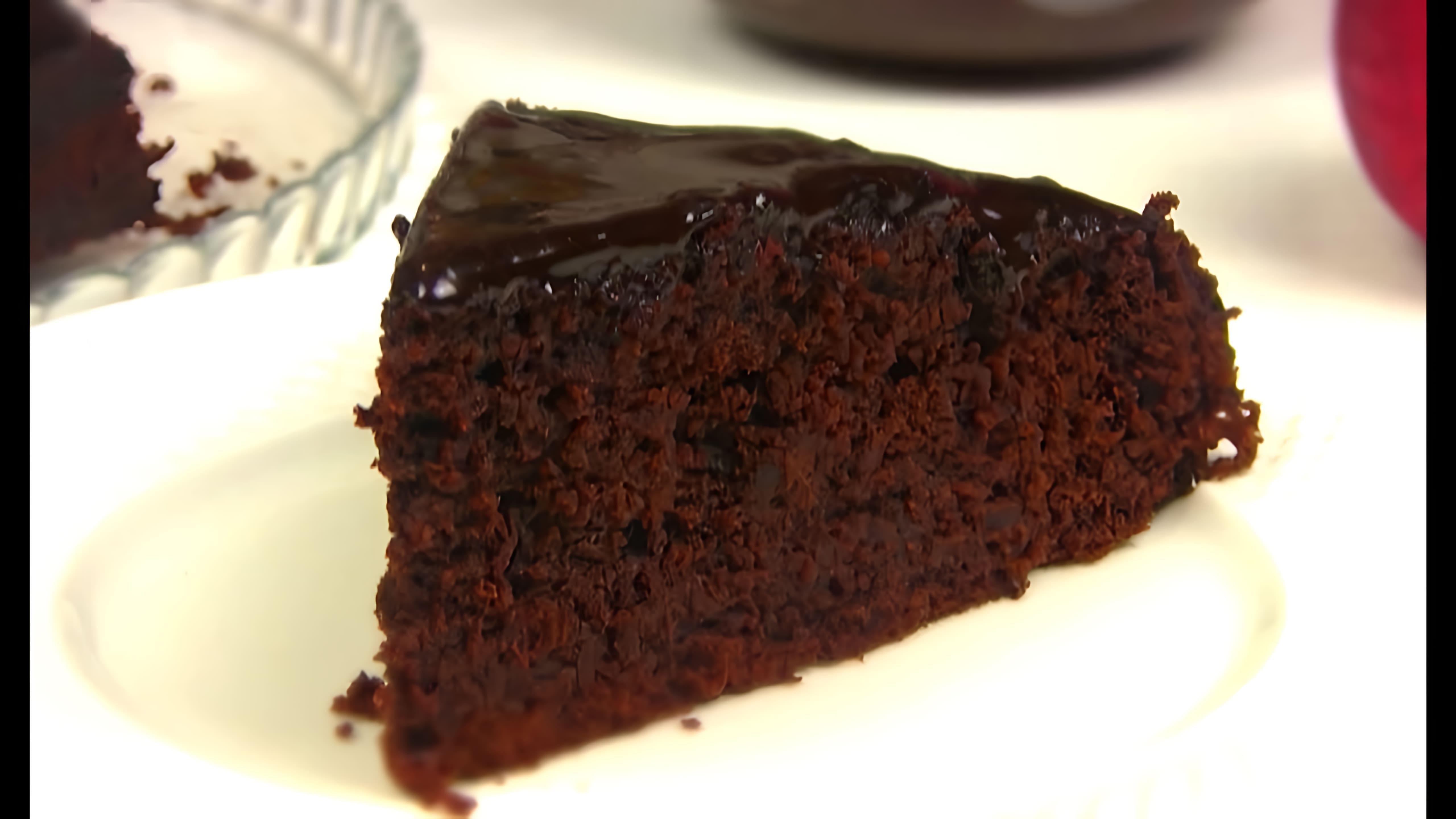 В этом видео демонстрируется рецепт приготовления пирога "Свекла в шоколаде"