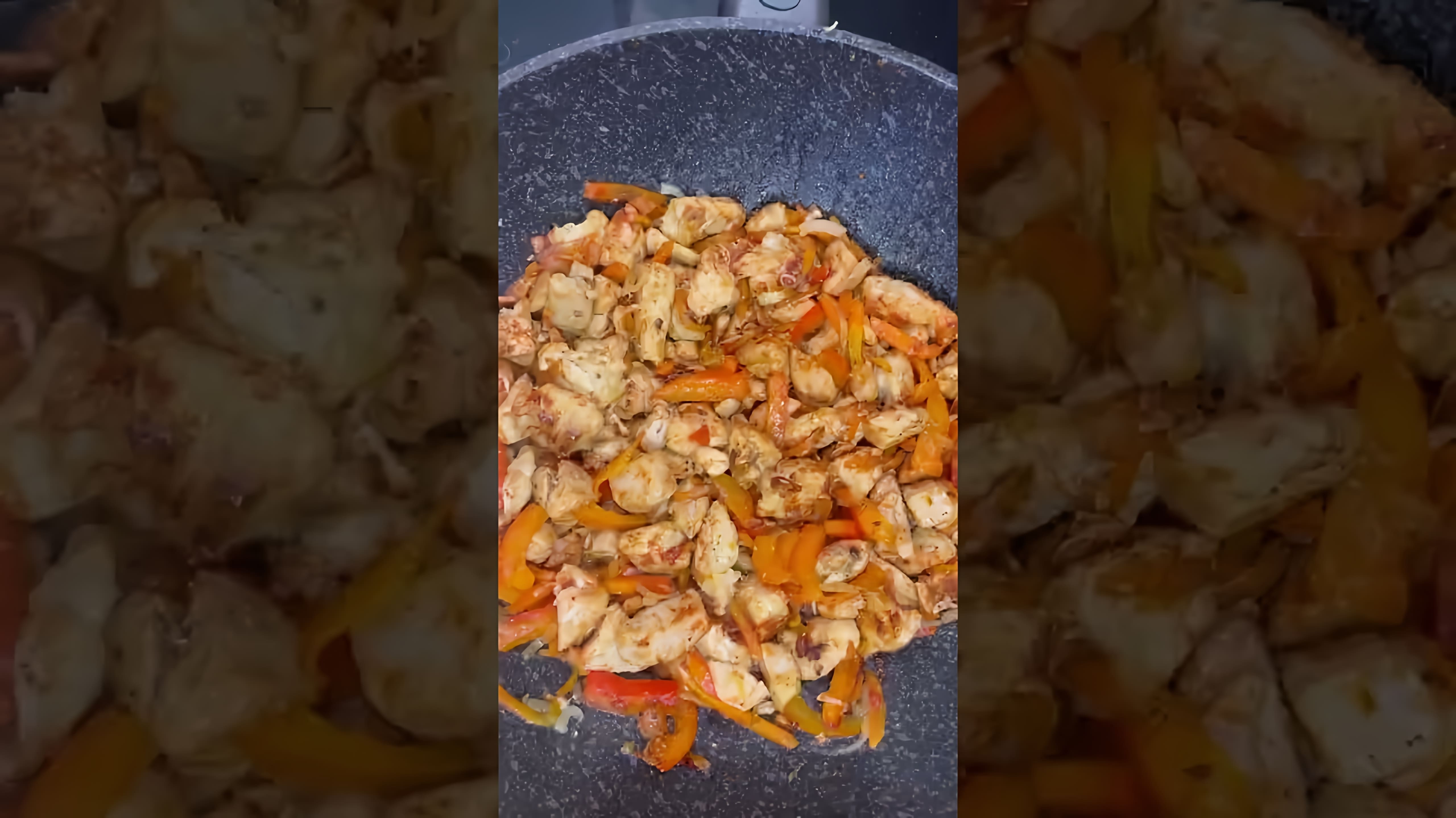 В этом видео демонстрируется процесс приготовления вкусной тушеной капусты с курицей