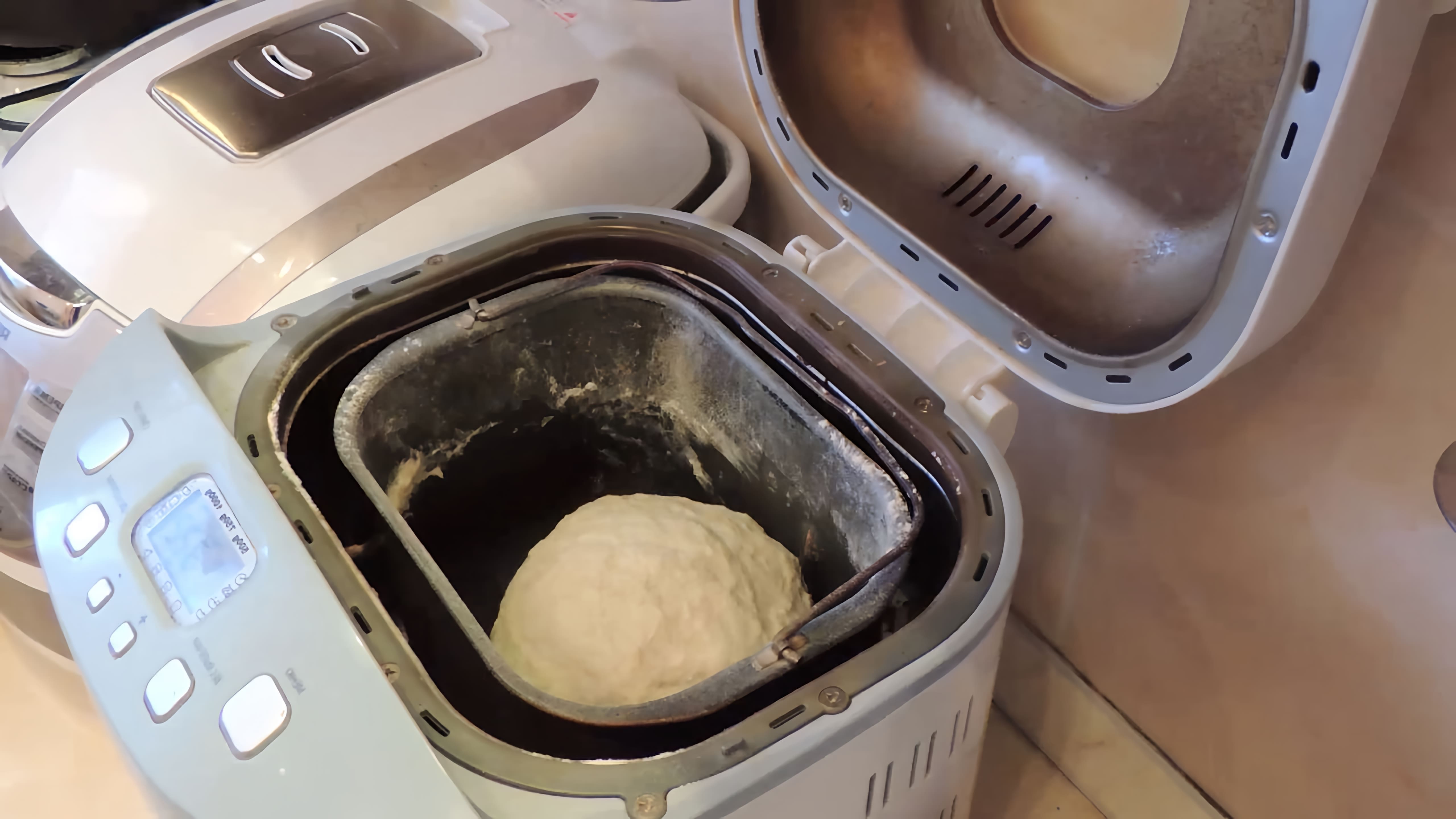 Видео рецепт приготовления простого белого хлеба дома, используя всего лишь несколько ингредиентов - подсолнечное масло, соль, сахар, муку и дрожжи