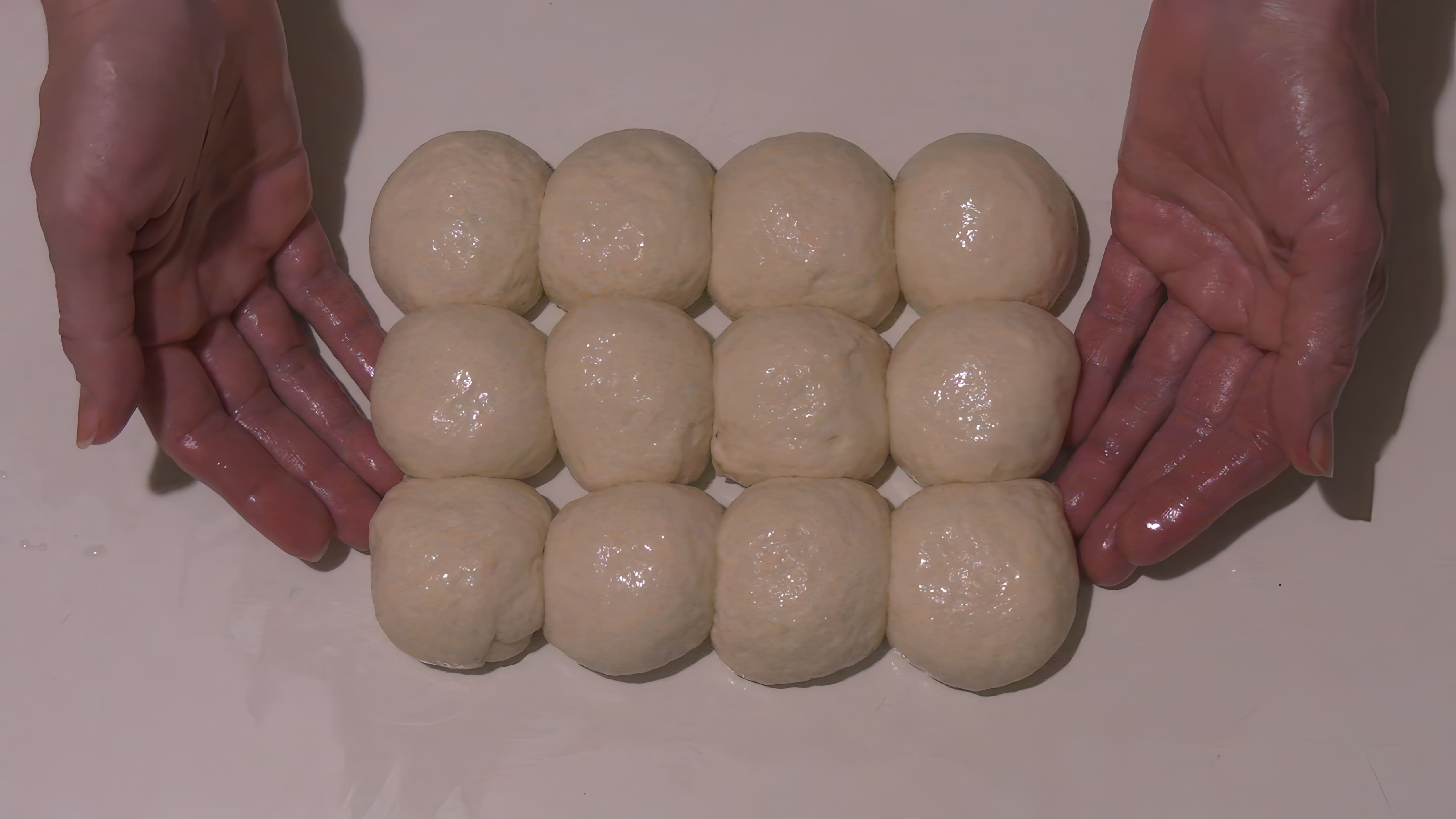 В этом видео демонстрируется процесс приготовления дрожжевого теста для жареных пирожков