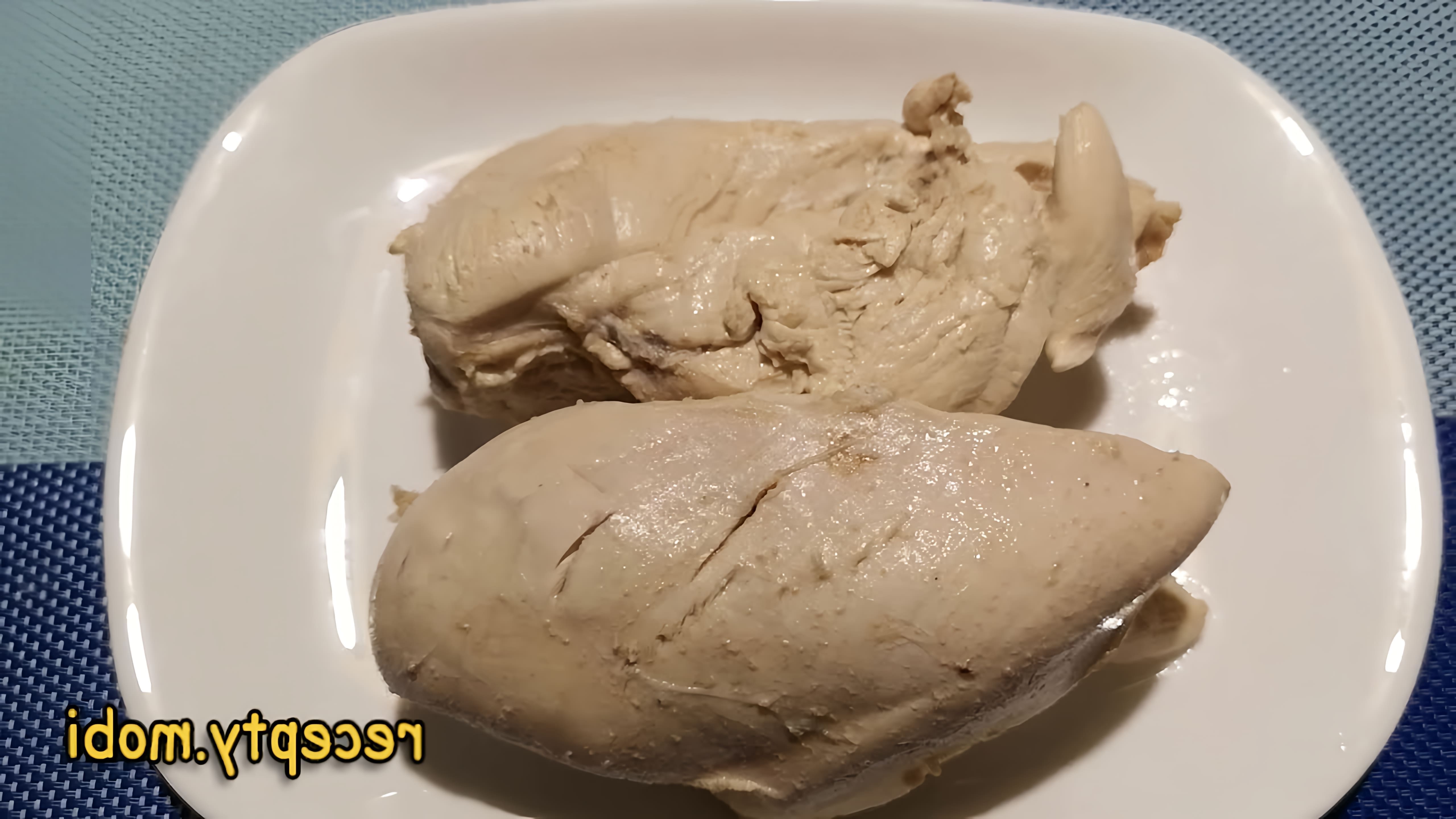 В этом видео демонстрируется процесс приготовления куриного филе в кастрюле