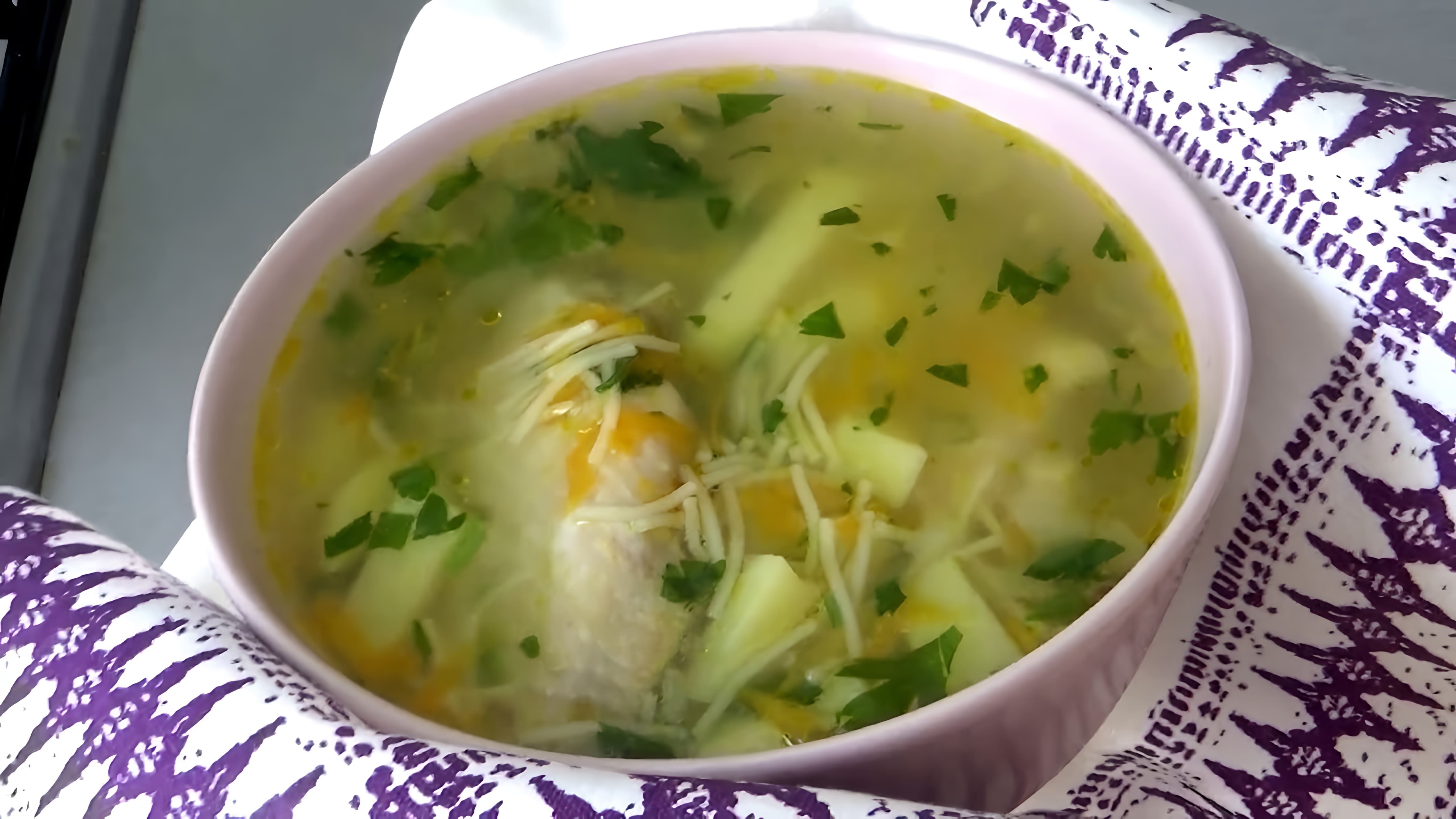 В этом видео Елена готовит куриный суп с вермишелью