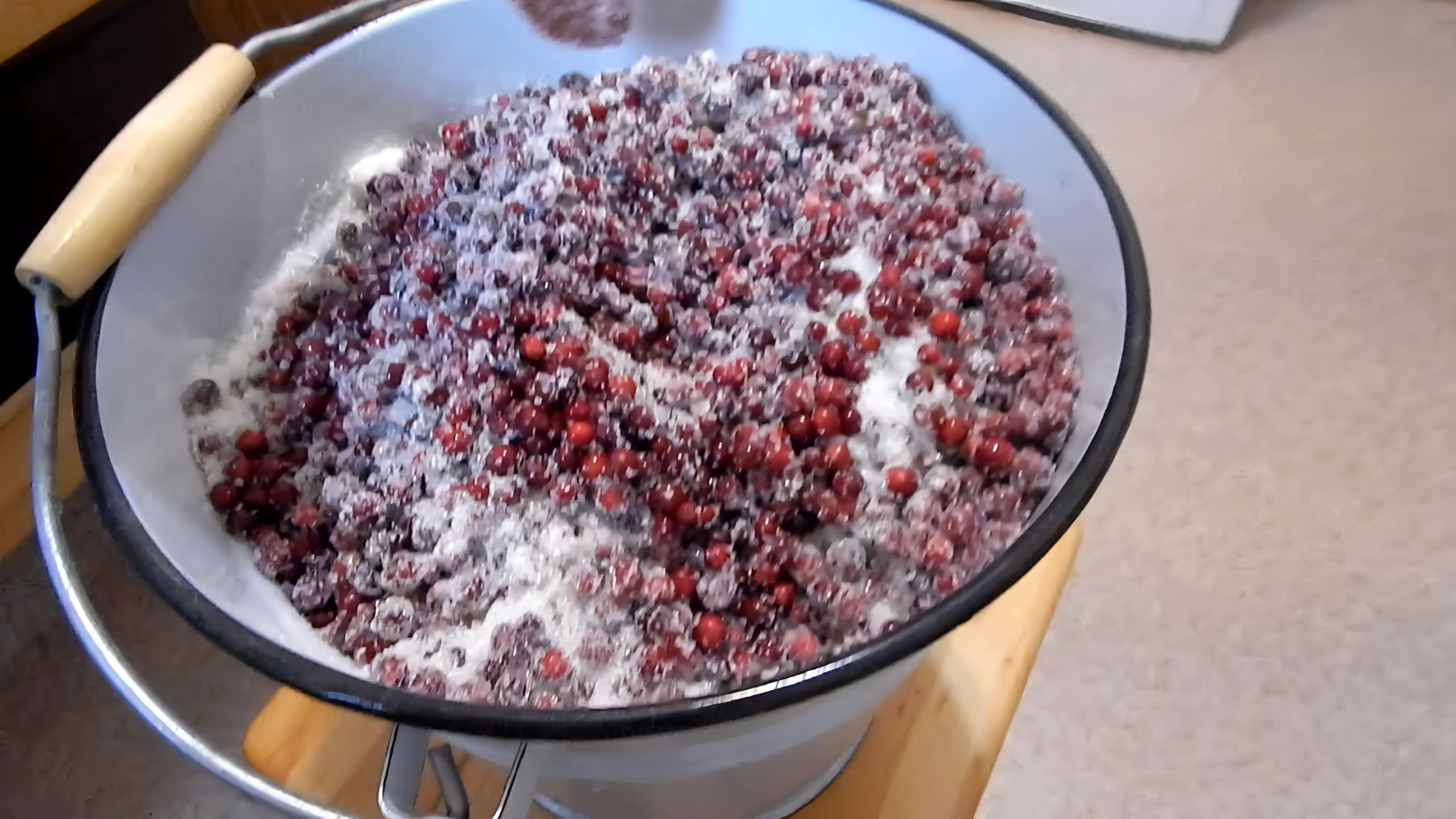 В этом видео-ролике будет показан простой и быстрый рецепт заготовки брусники в сахаре на зиму без варки