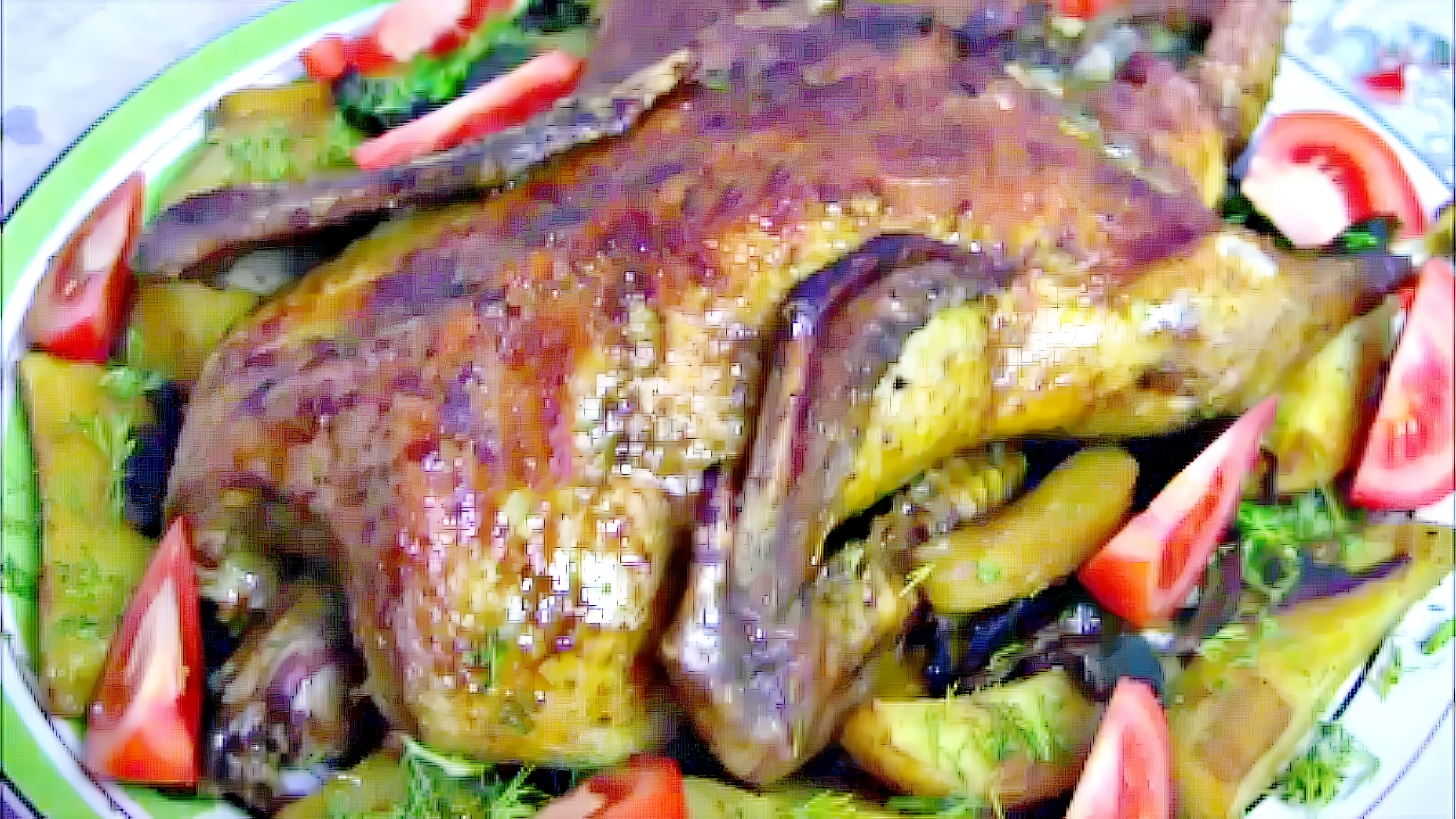 В этом видео демонстрируется рецепт приготовления праздничной утки с яблоками и картошкой