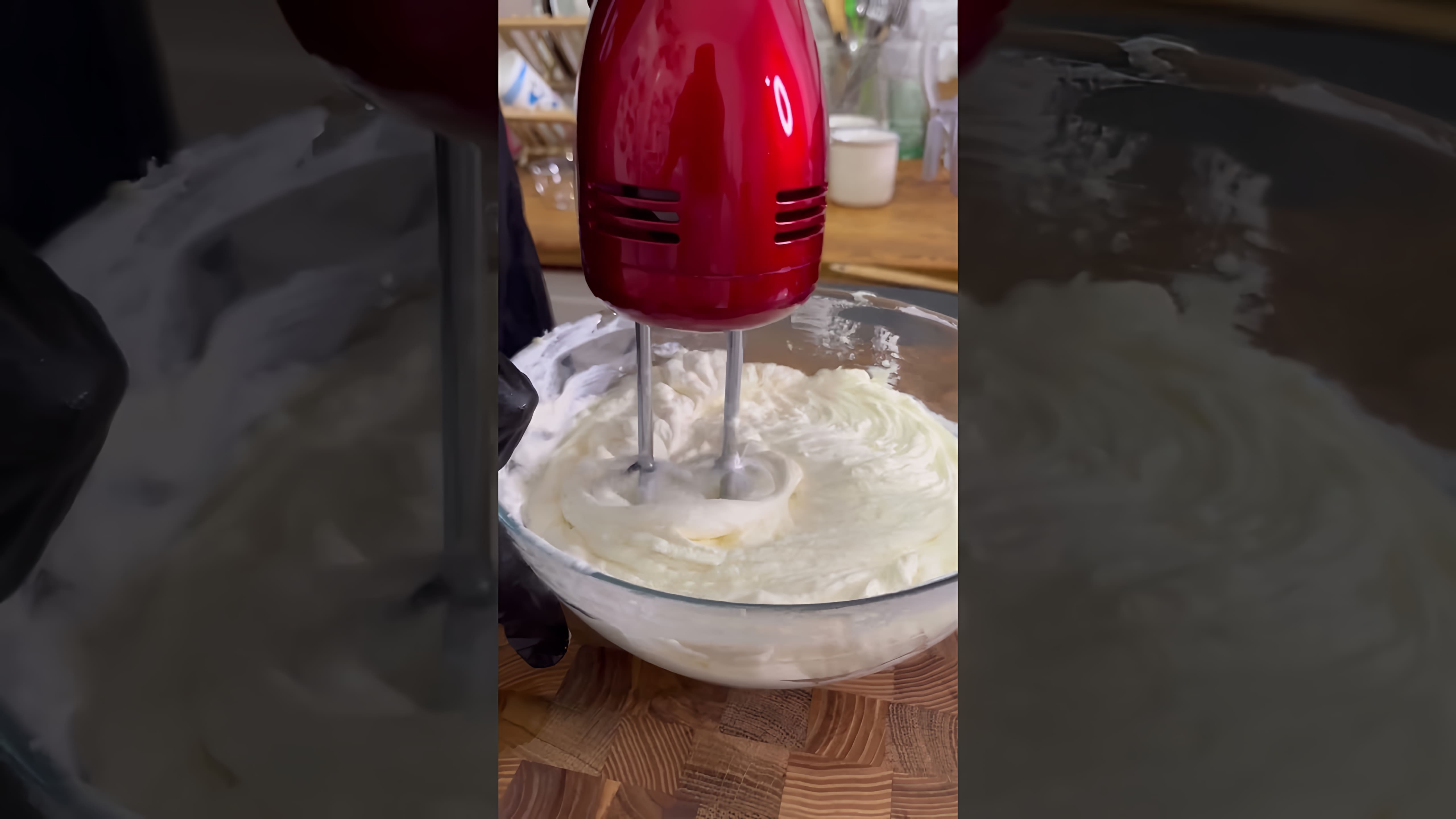 В этом видео демонстрируется рецепт приготовления чизкейка без желатина и выпечки