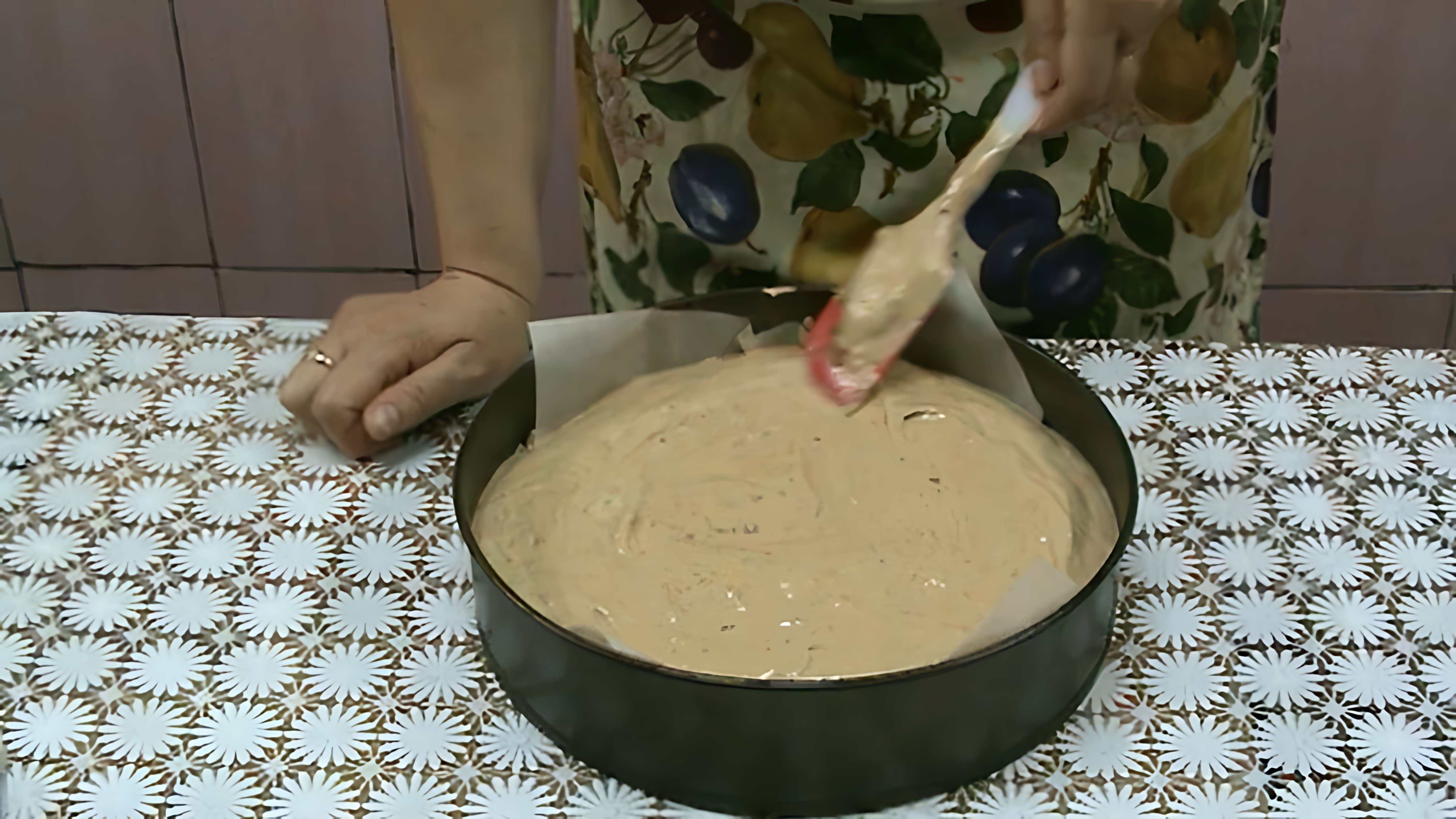 В этом видео демонстрируется процесс приготовления торта "Сникерс"