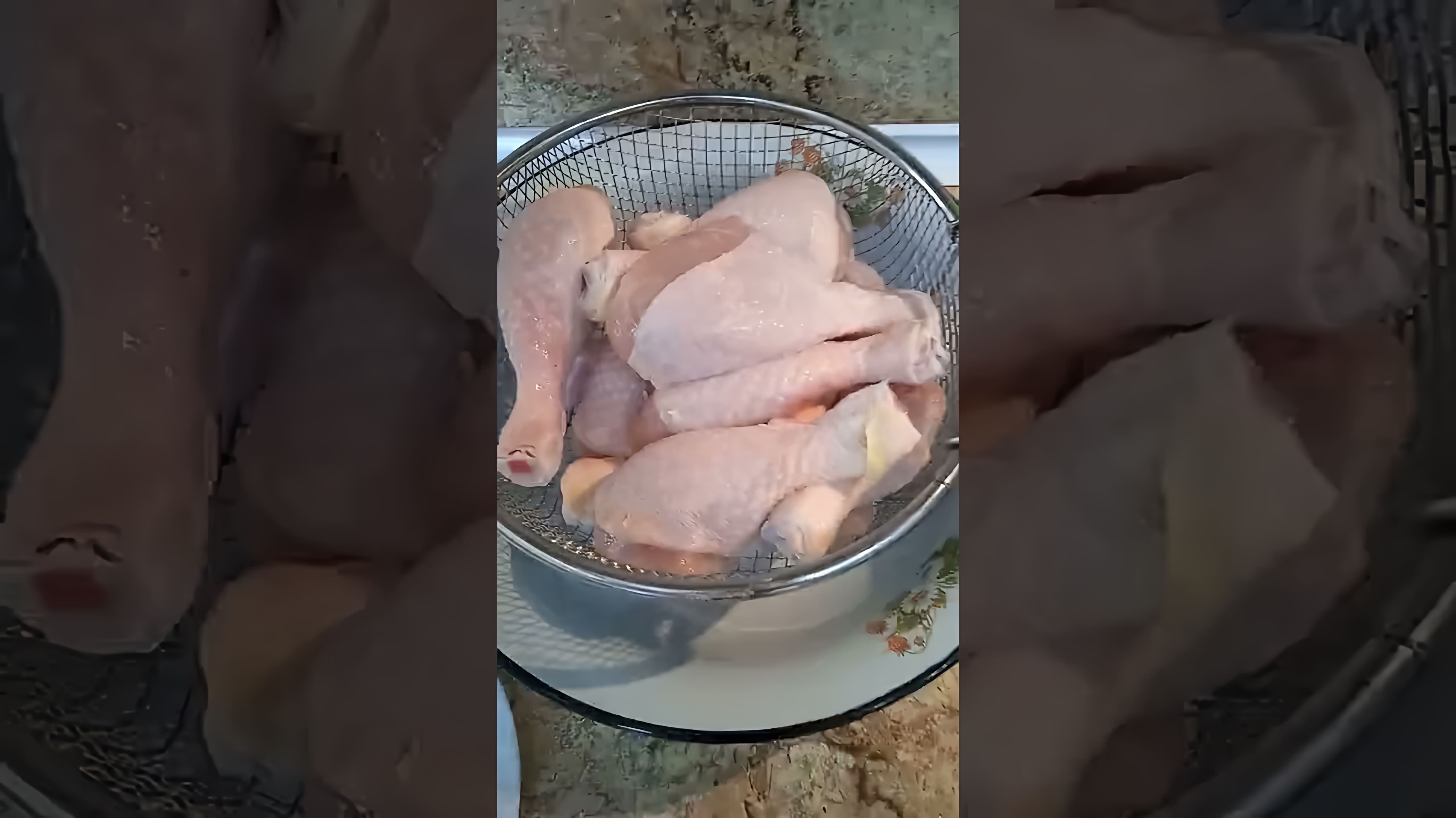 Видео рецепт куриных ножек, приготовленных с луком и маслом на сковороде