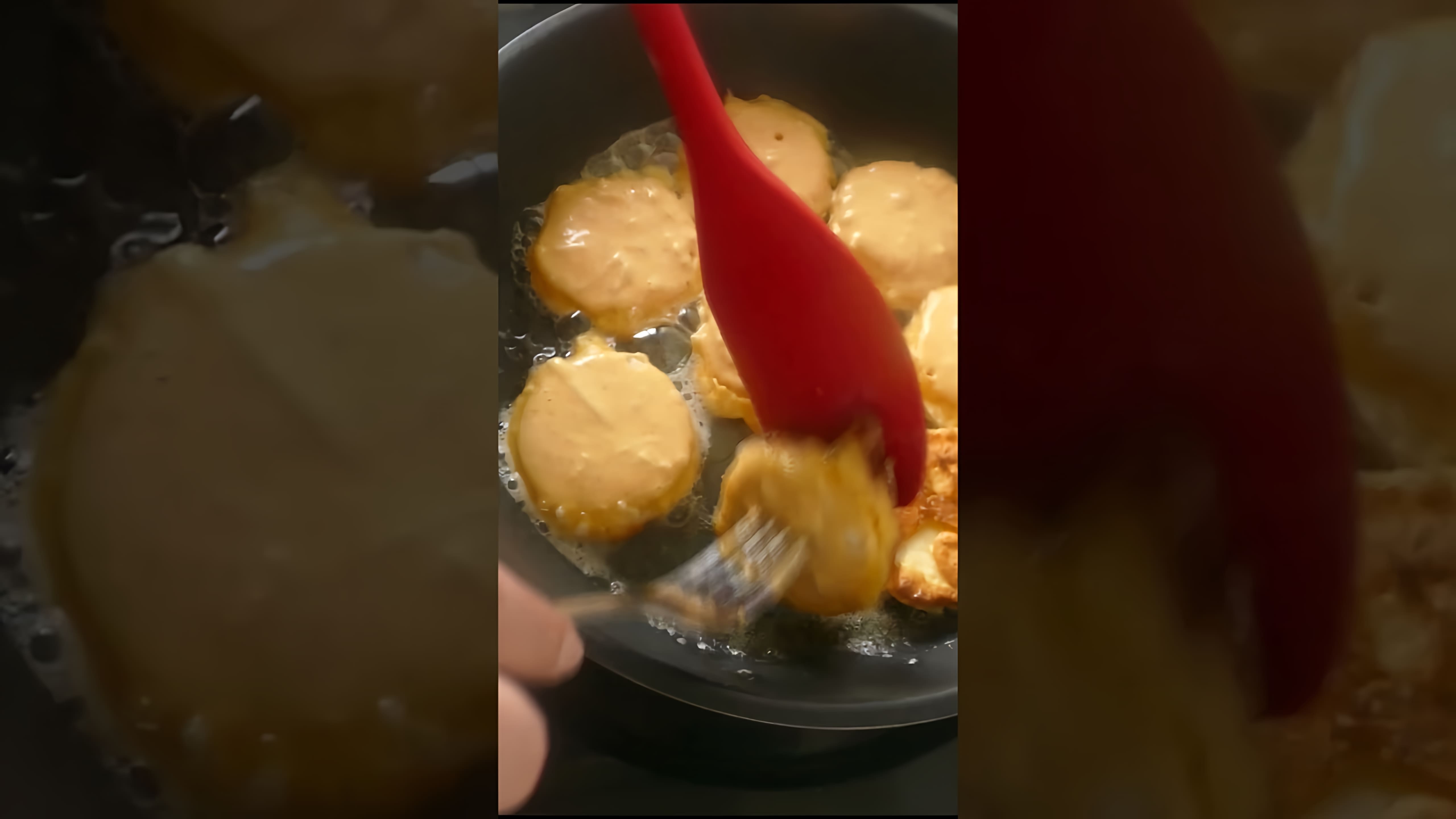 В этом видео демонстрируется рецепт приготовления закуски из кабачков с соусом