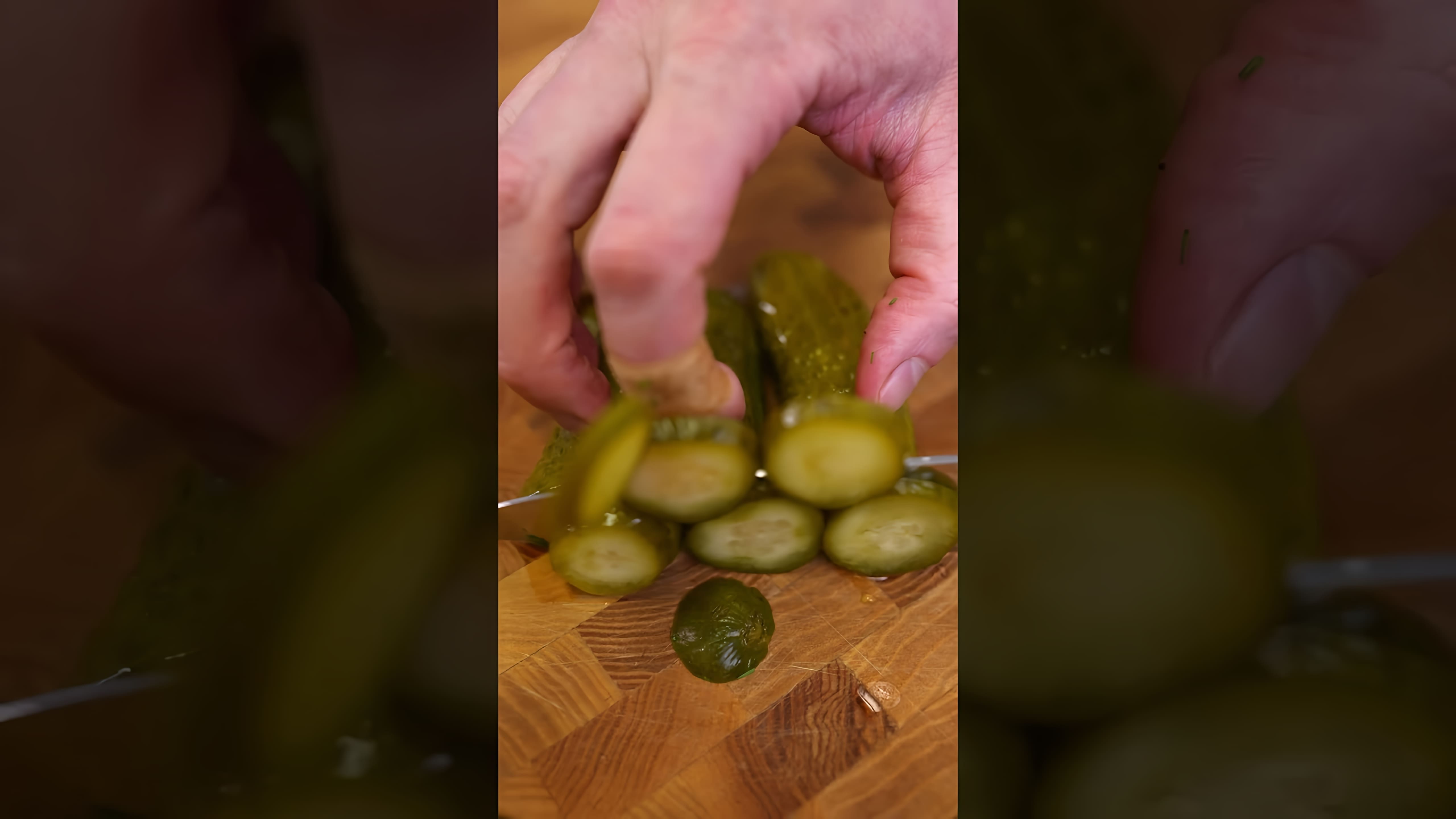В этом видео демонстрируется рецепт приготовления магического картофана с соусом