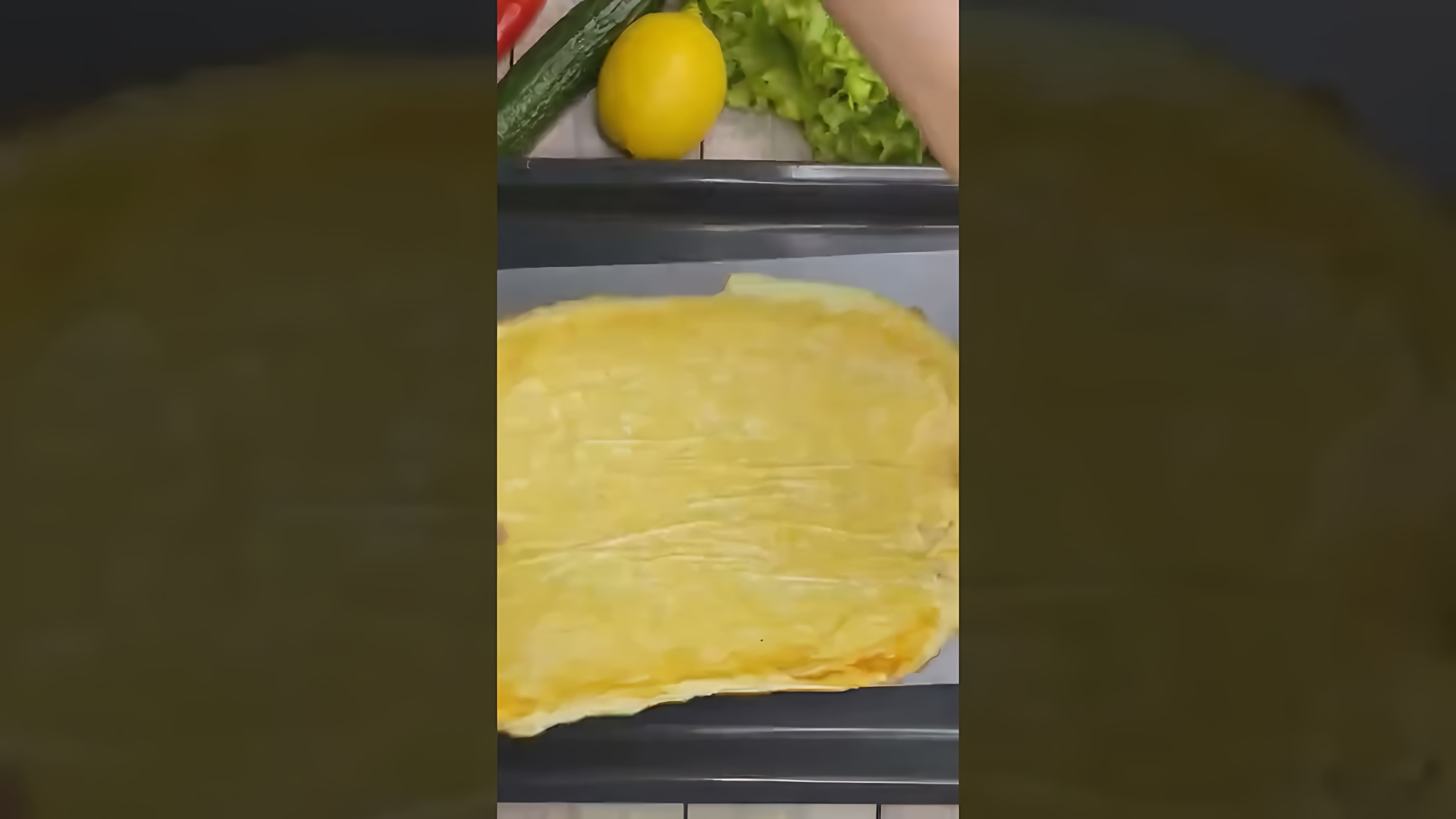 В этом видео-ролике демонстрируется процесс приготовления праздничного сырного рулета с фаршем и грибами