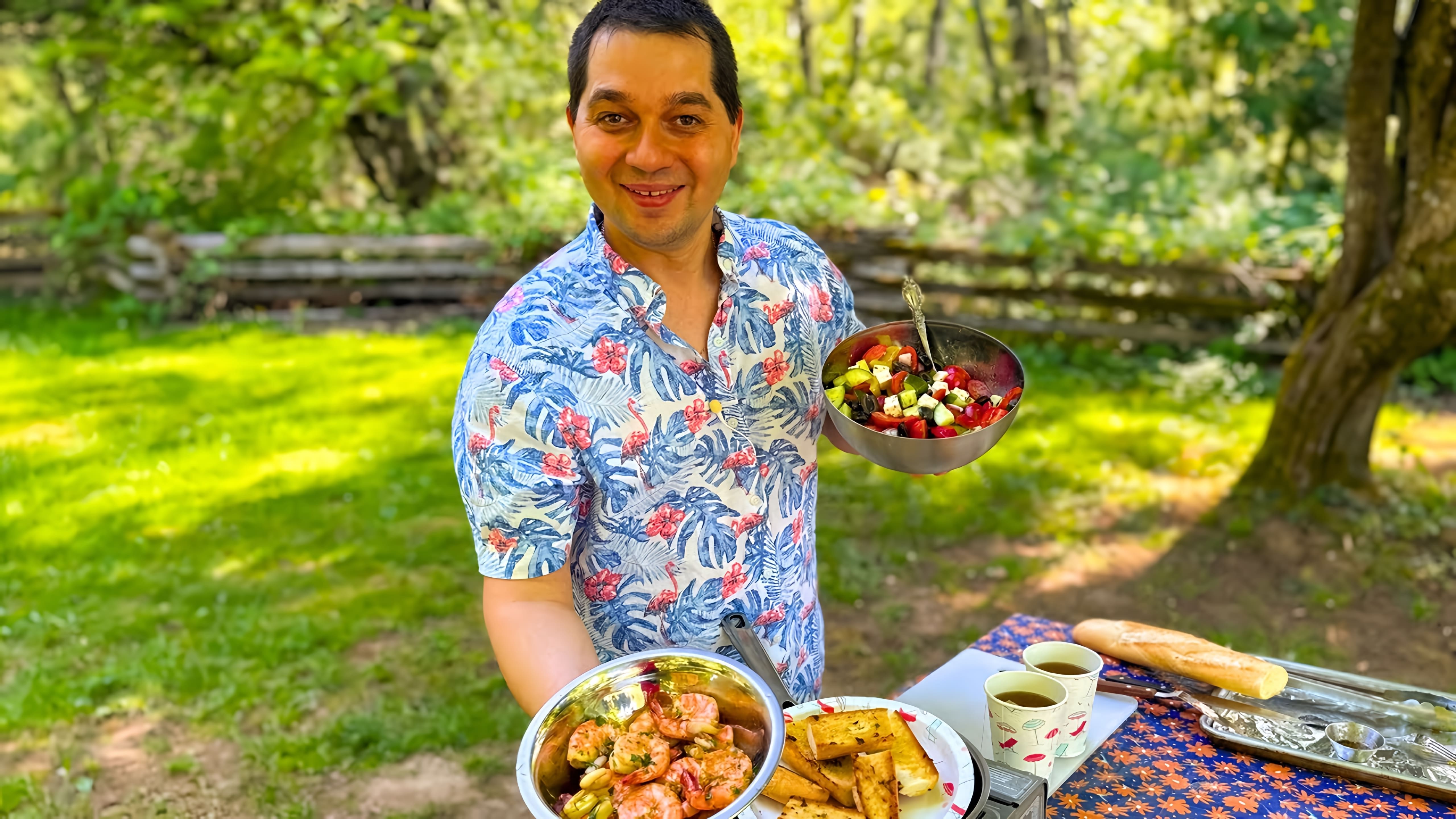 В этом видео демонстрируется процесс приготовления двух блюд: греческого салата и чесночных креветок