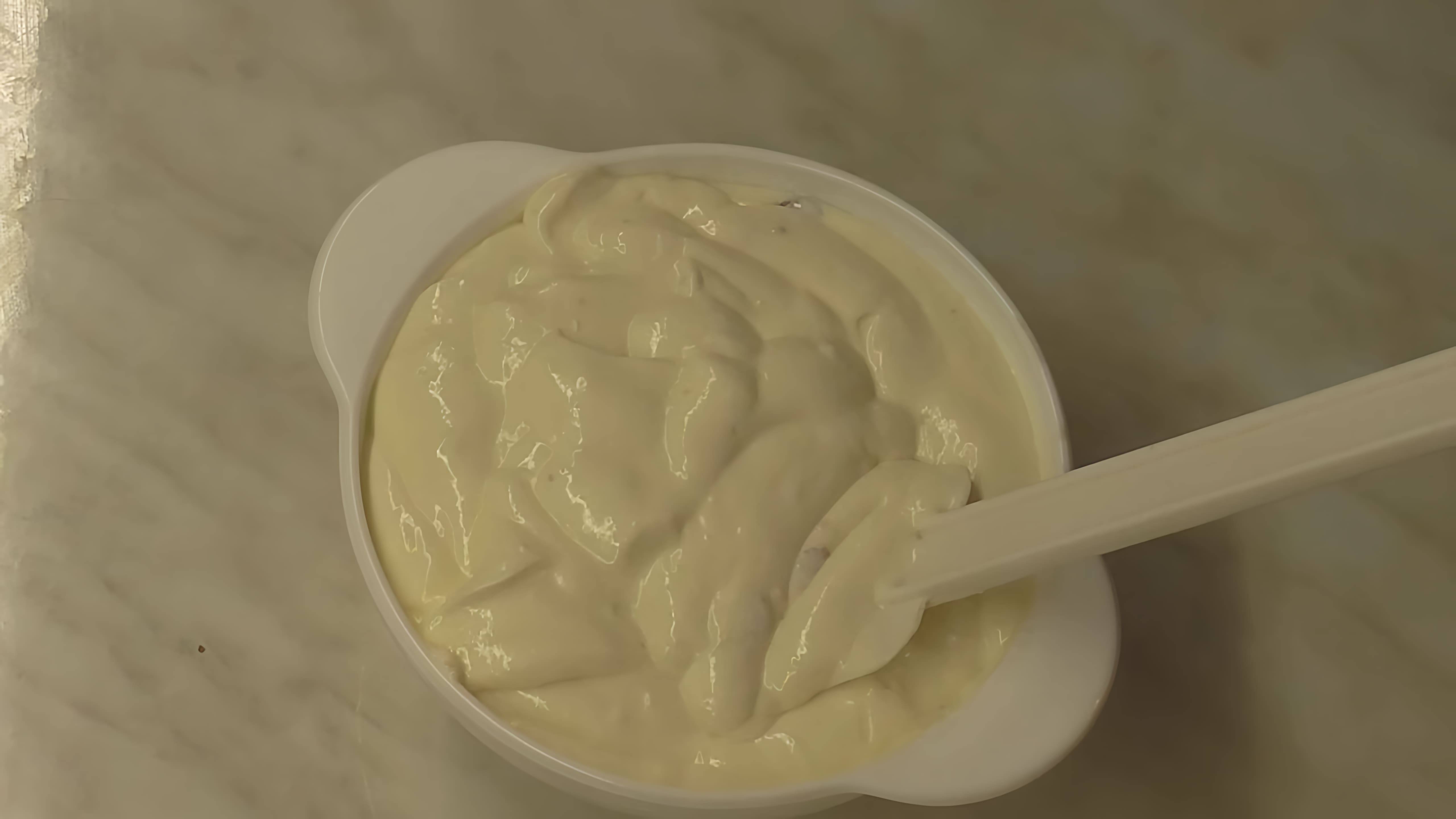 В этом видео демонстрируется рецепт сливочно-творожного крема со сгущенным молоком