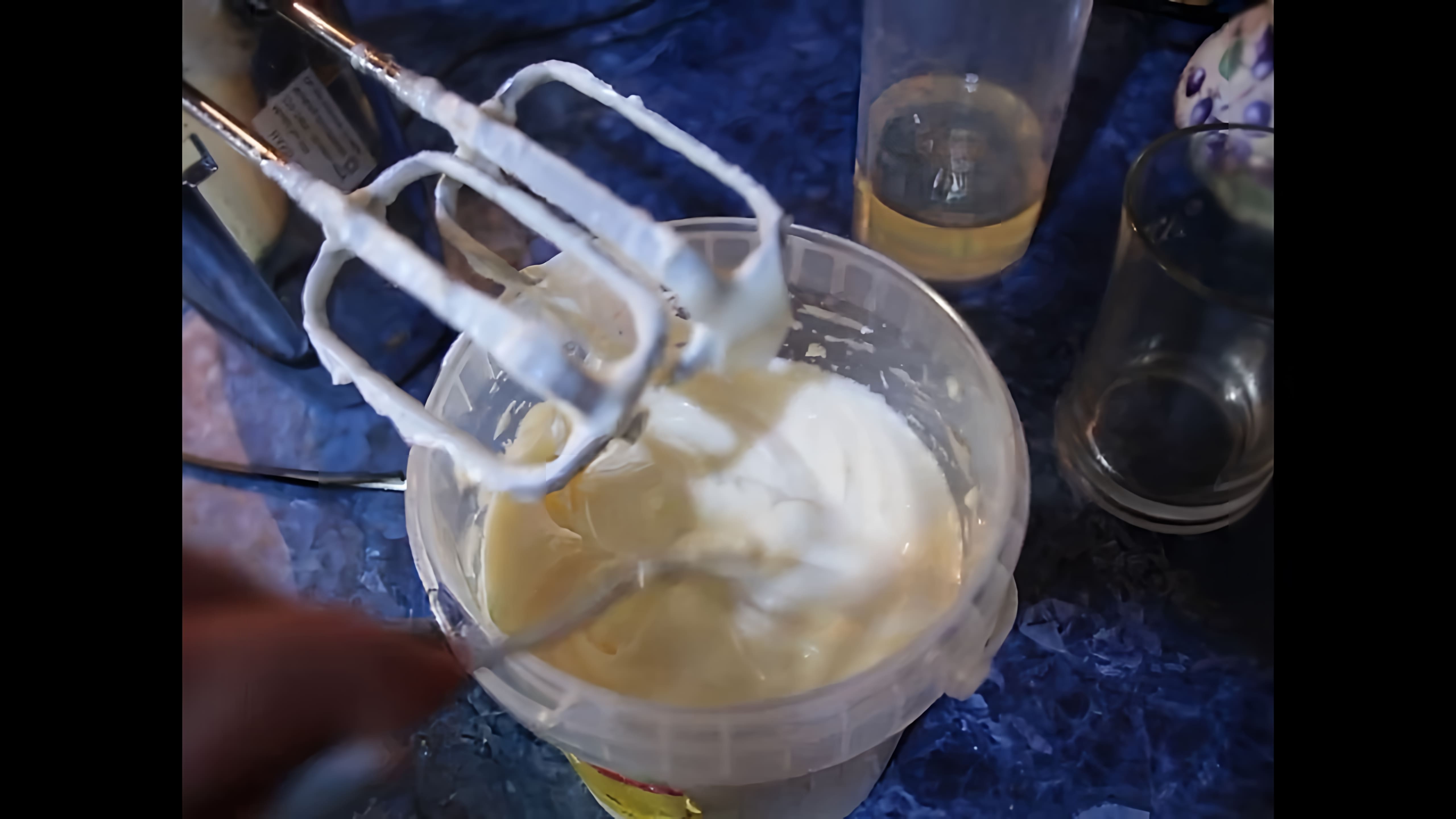 В этом видео демонстрируется, как приготовить домашний майонез с помощью обычного миксера