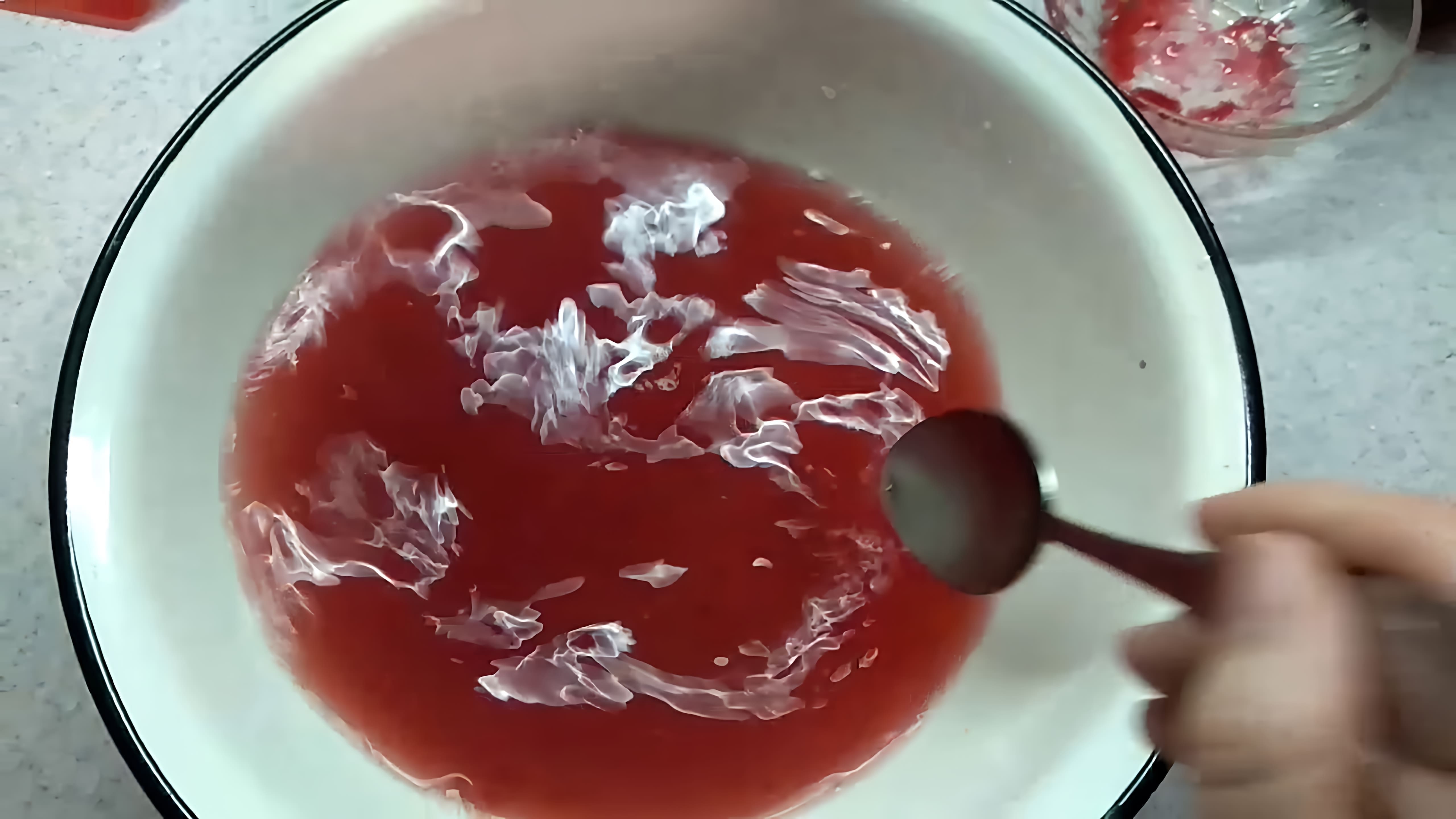 В этом видео-ролике вы увидите, как приготовить желе с варенья и желатина