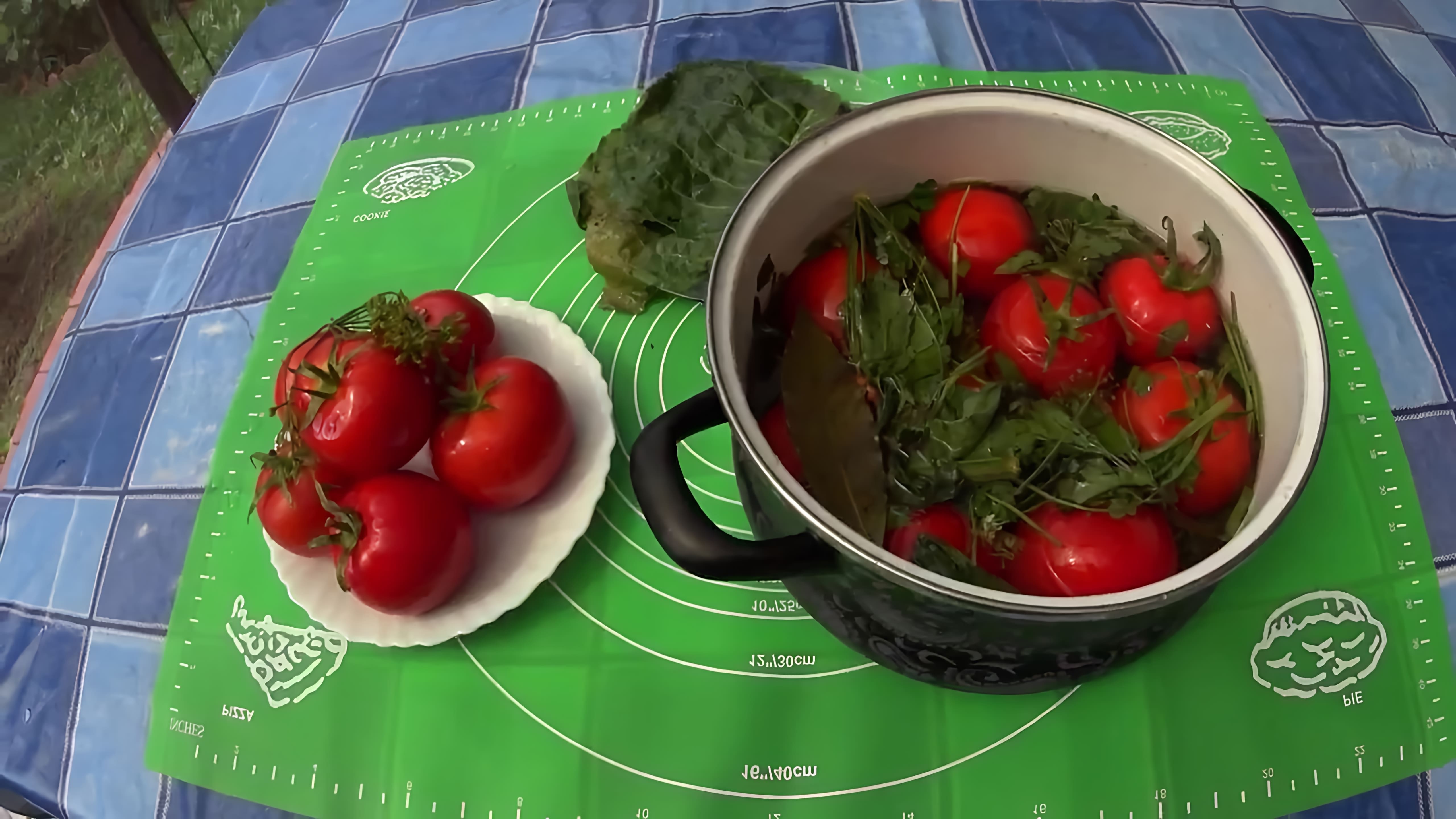 В этом видео демонстрируется процесс приготовления малосольных помидоров быстрым способом