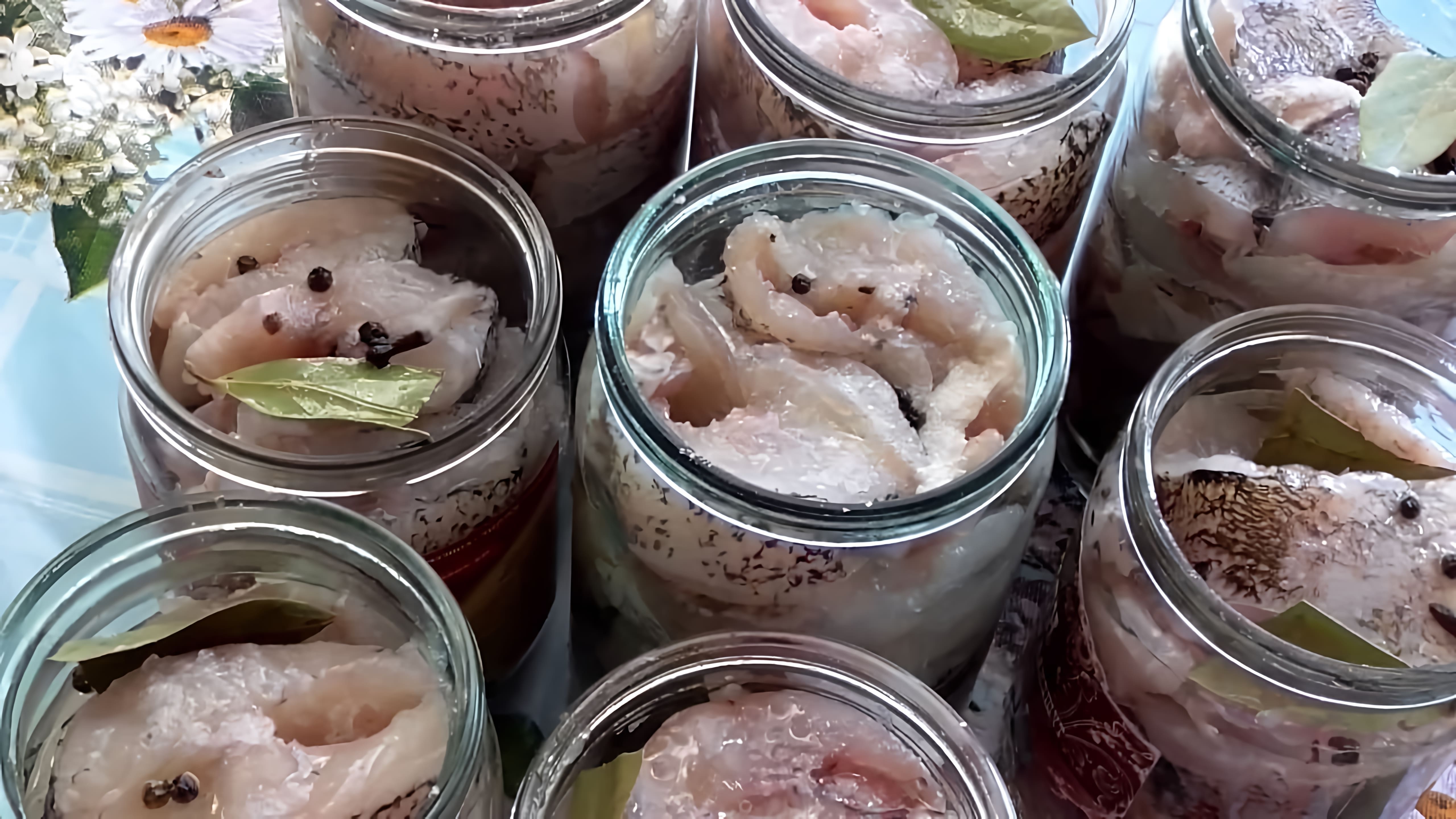 В этом видео демонстрируется процесс приготовления рыбных консервов из щуки в масле в домашних условиях