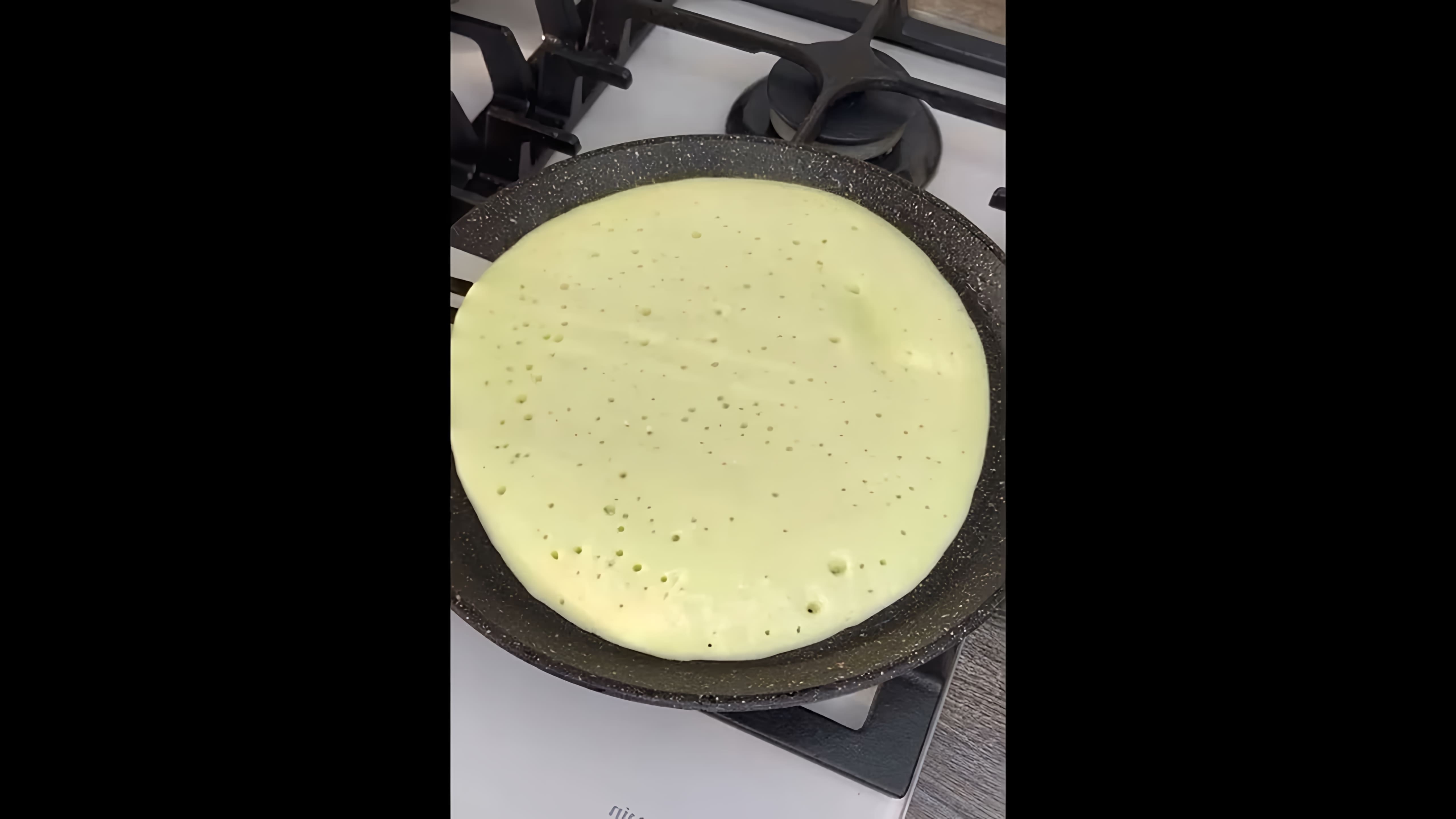 В этом видео демонстрируется процесс приготовления пиццы на заливном тесте