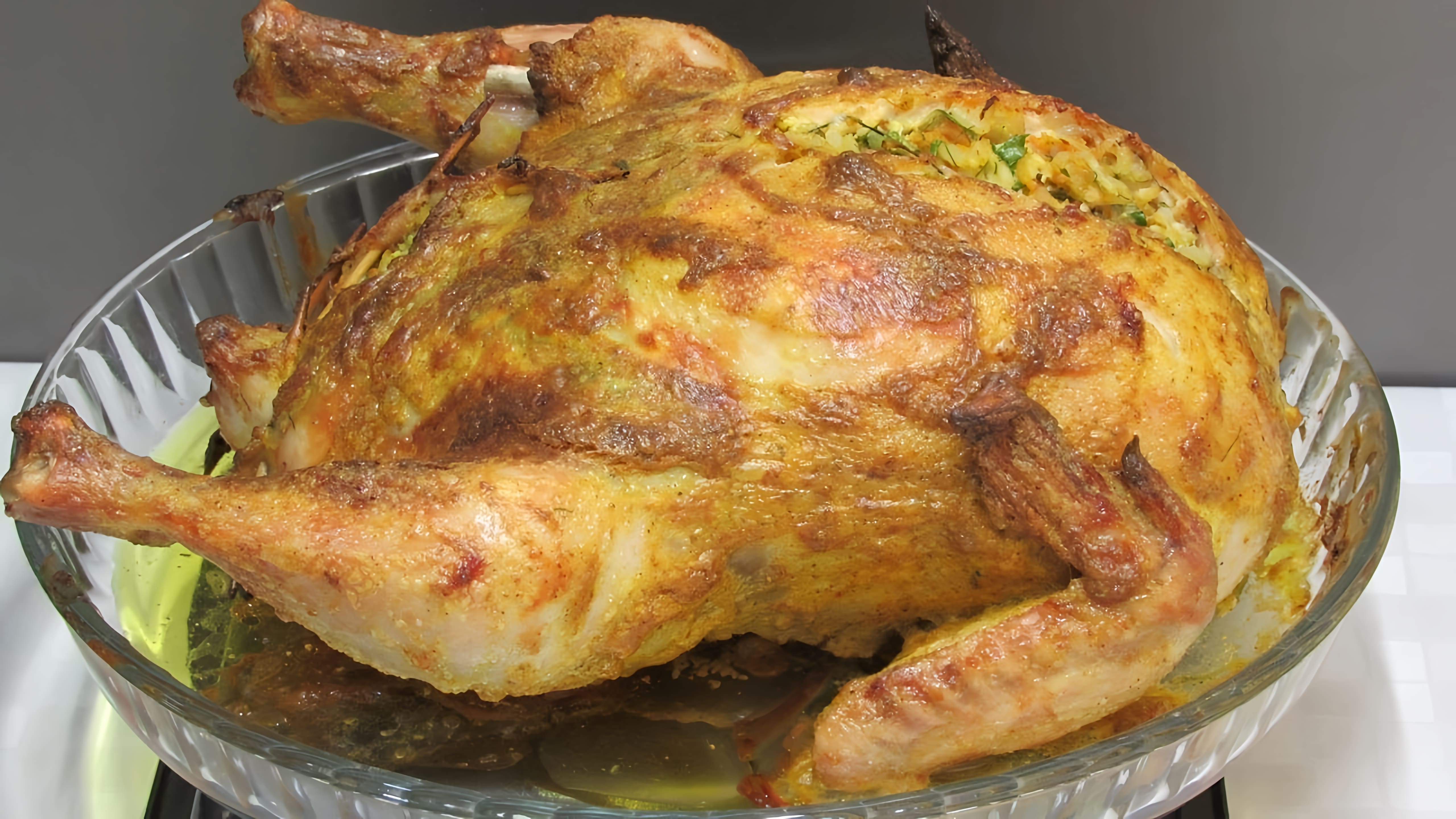 В этом видео демонстрируется рецепт приготовления курицы с начинкой