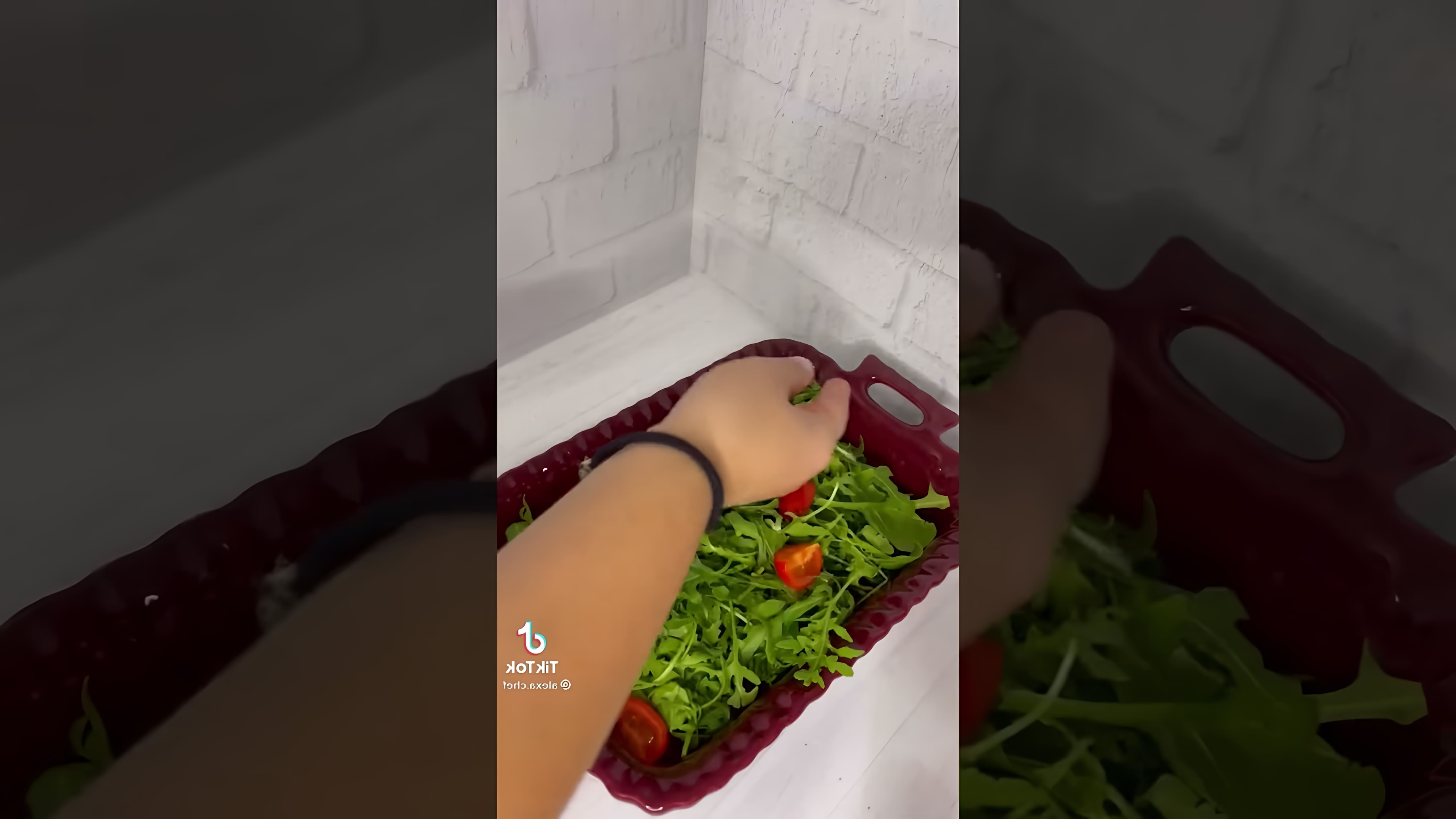 В этом видео девушка демонстрирует процесс приготовления микс-салата