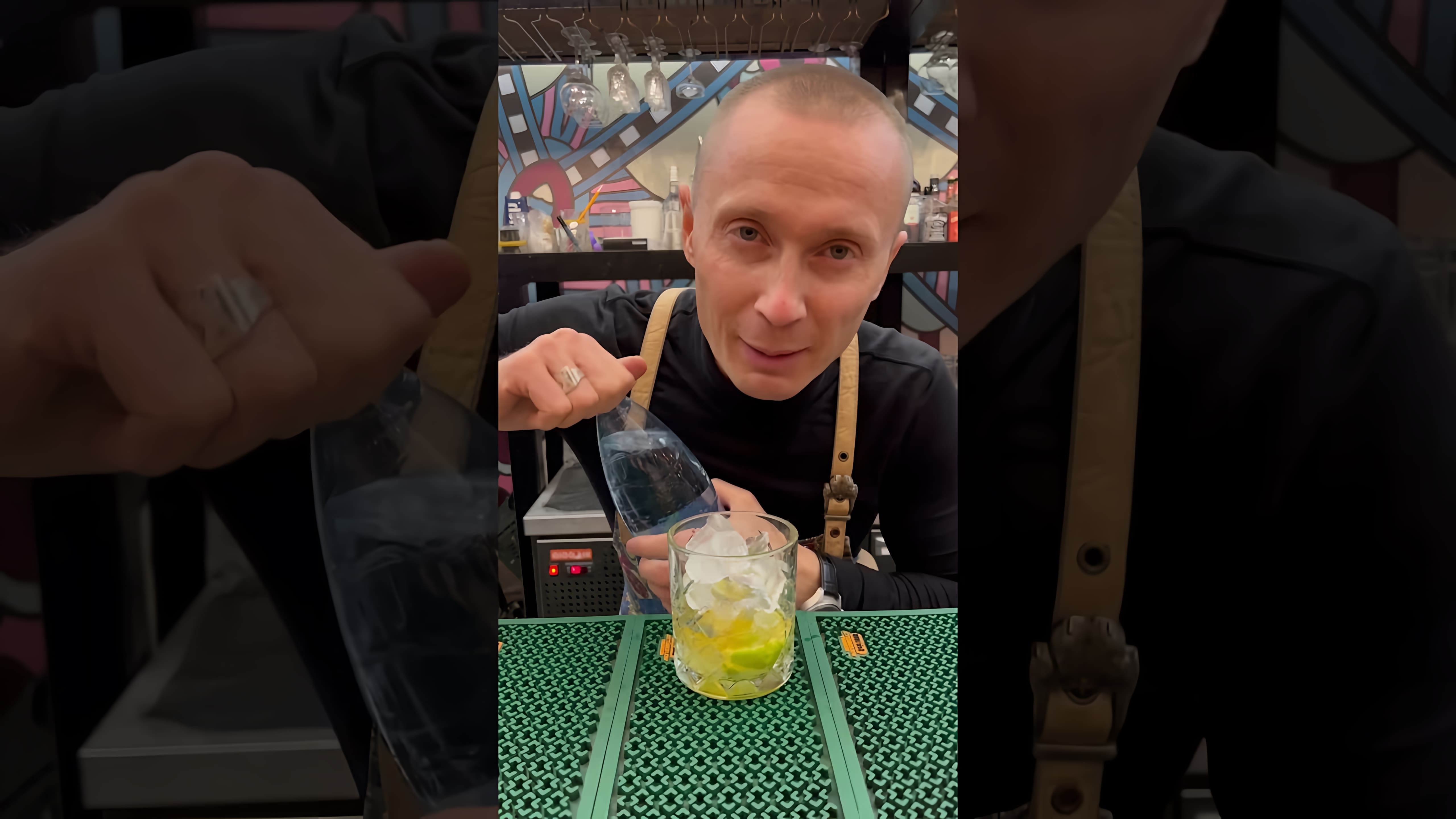 В этом видео демонстрируется процесс приготовления коктейля "Виски с содовой"