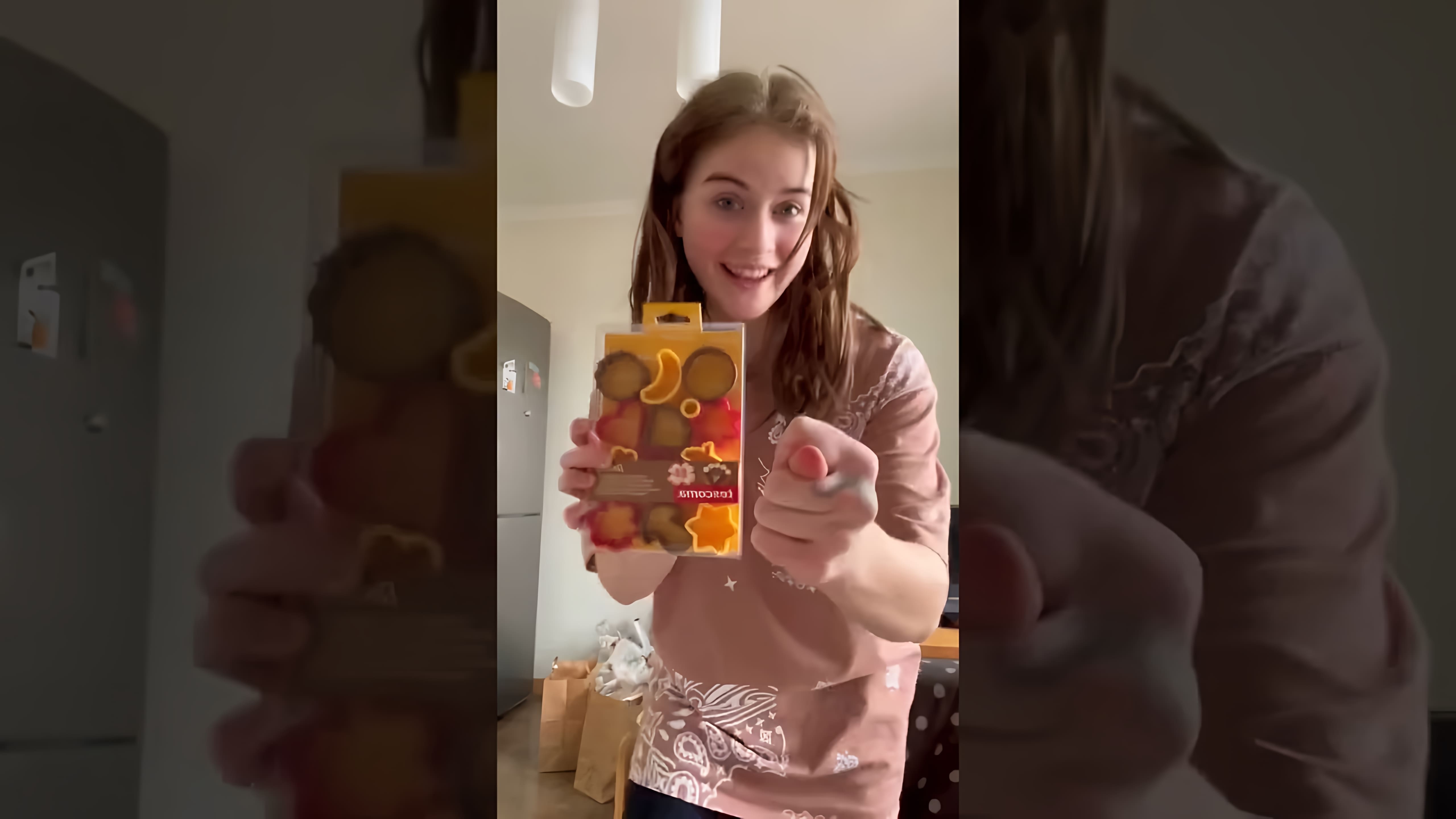 В этом видео девушка поздравляет всех с 23 февраля и призывает выкладывать свои короткие видео