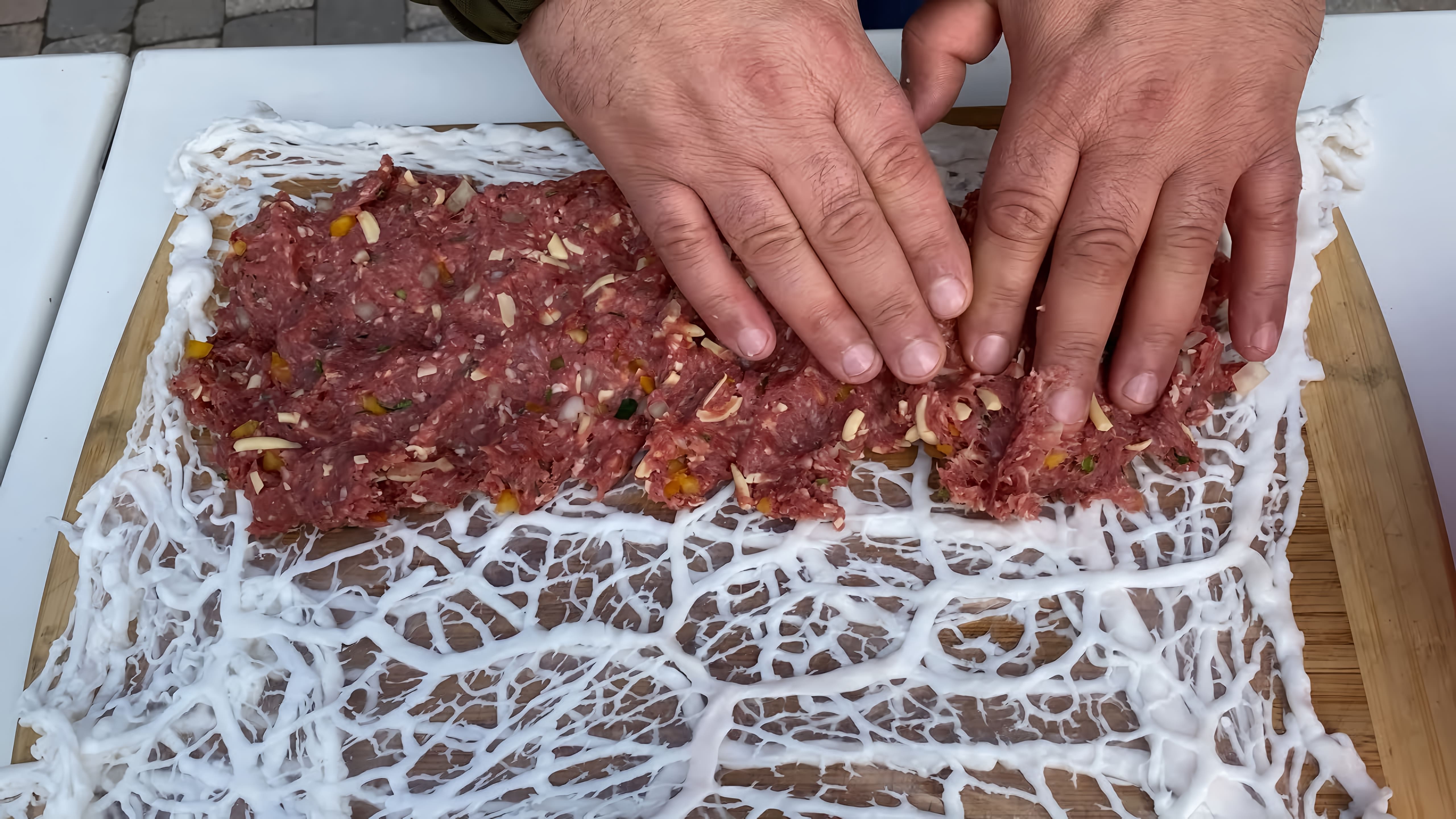В этом видео демонстрируется процесс приготовления люля-кебаба