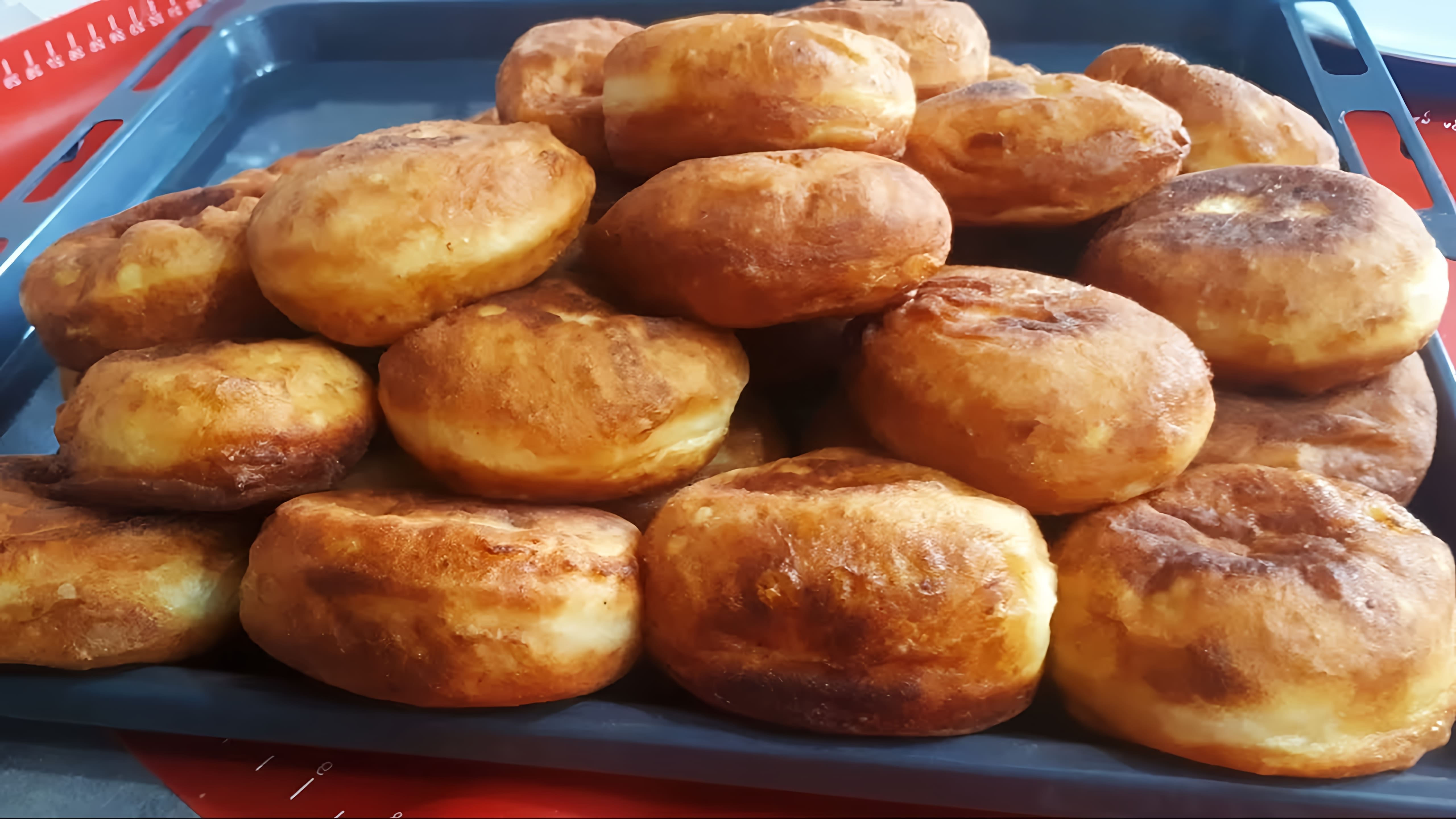 В этом видео демонстрируется рецепт ленивых пирожков с картошкой