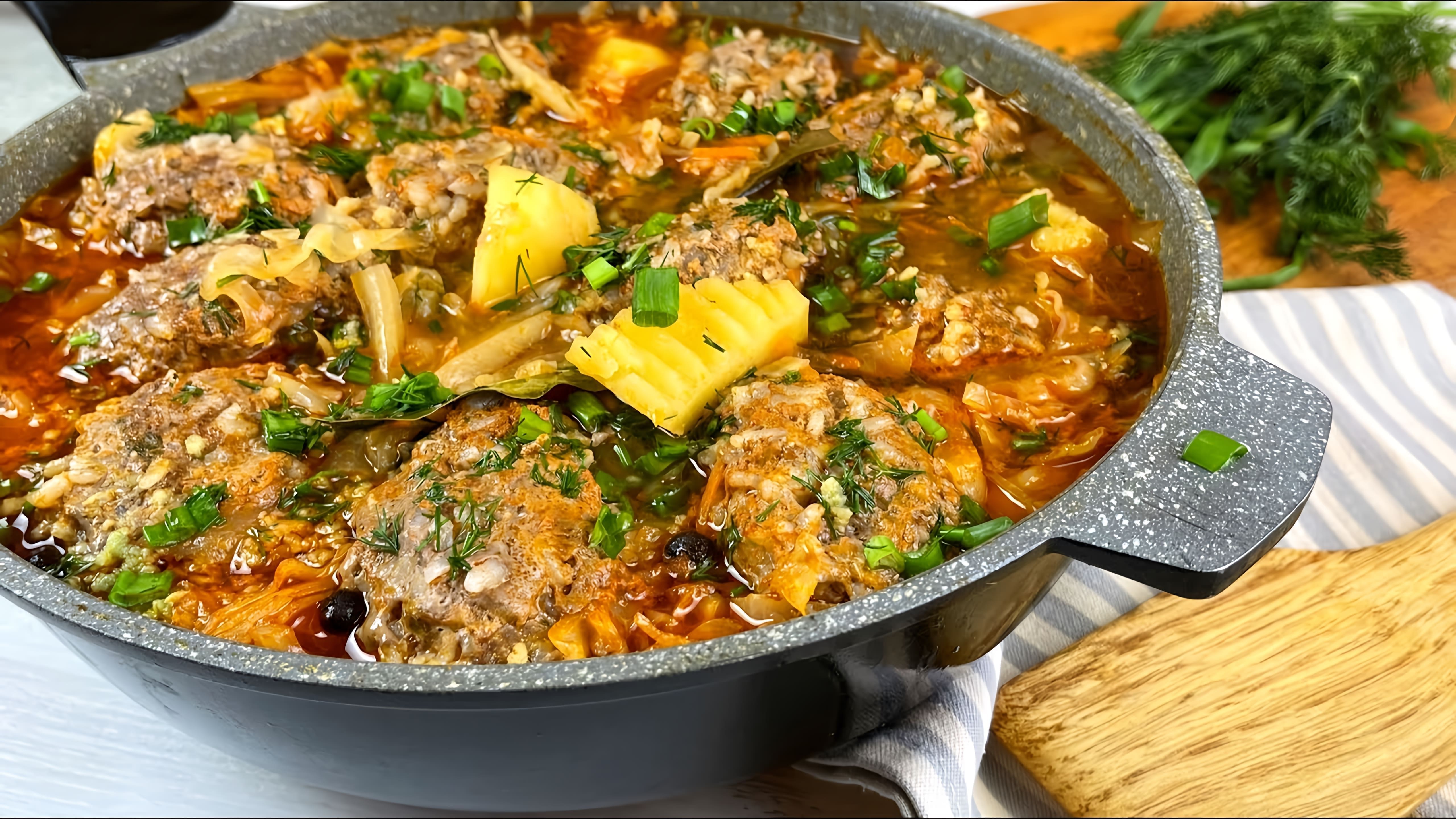 Видео как приготовить простое и сытное блюдо из мясных котлет и овощей, приготовленных вместе в одной сковороде