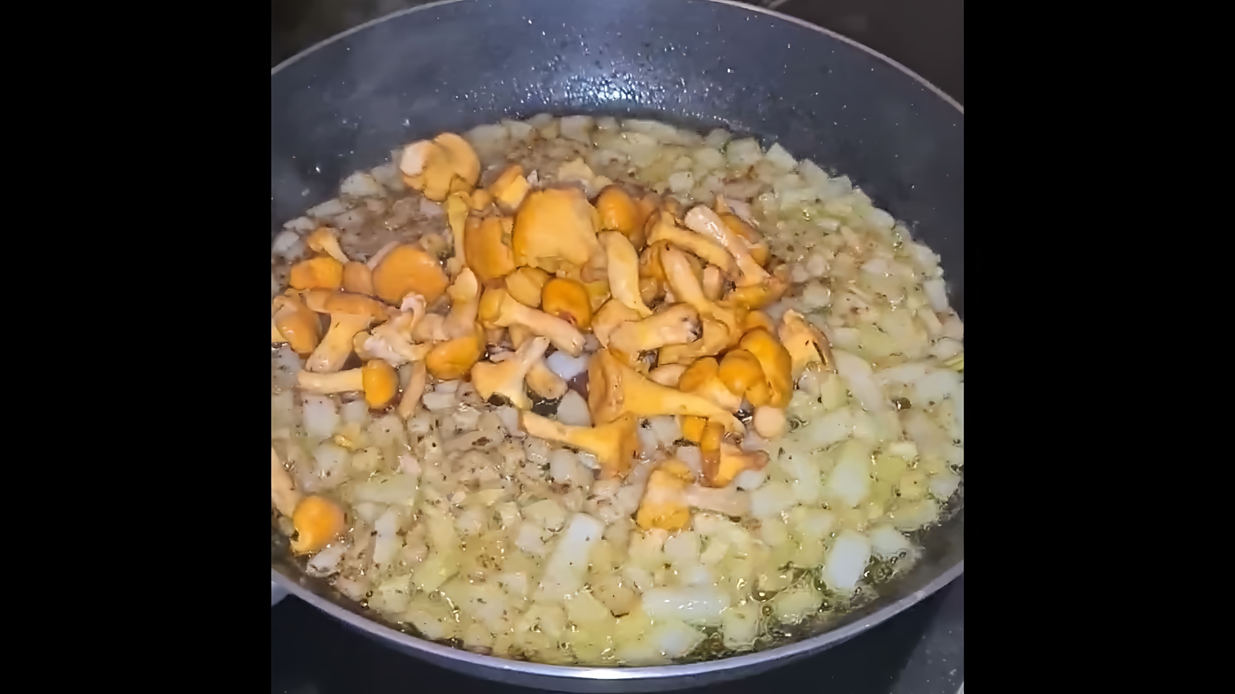 В этом видео-ролике вы увидите, как приготовить жареные грибы лисички со сметаной