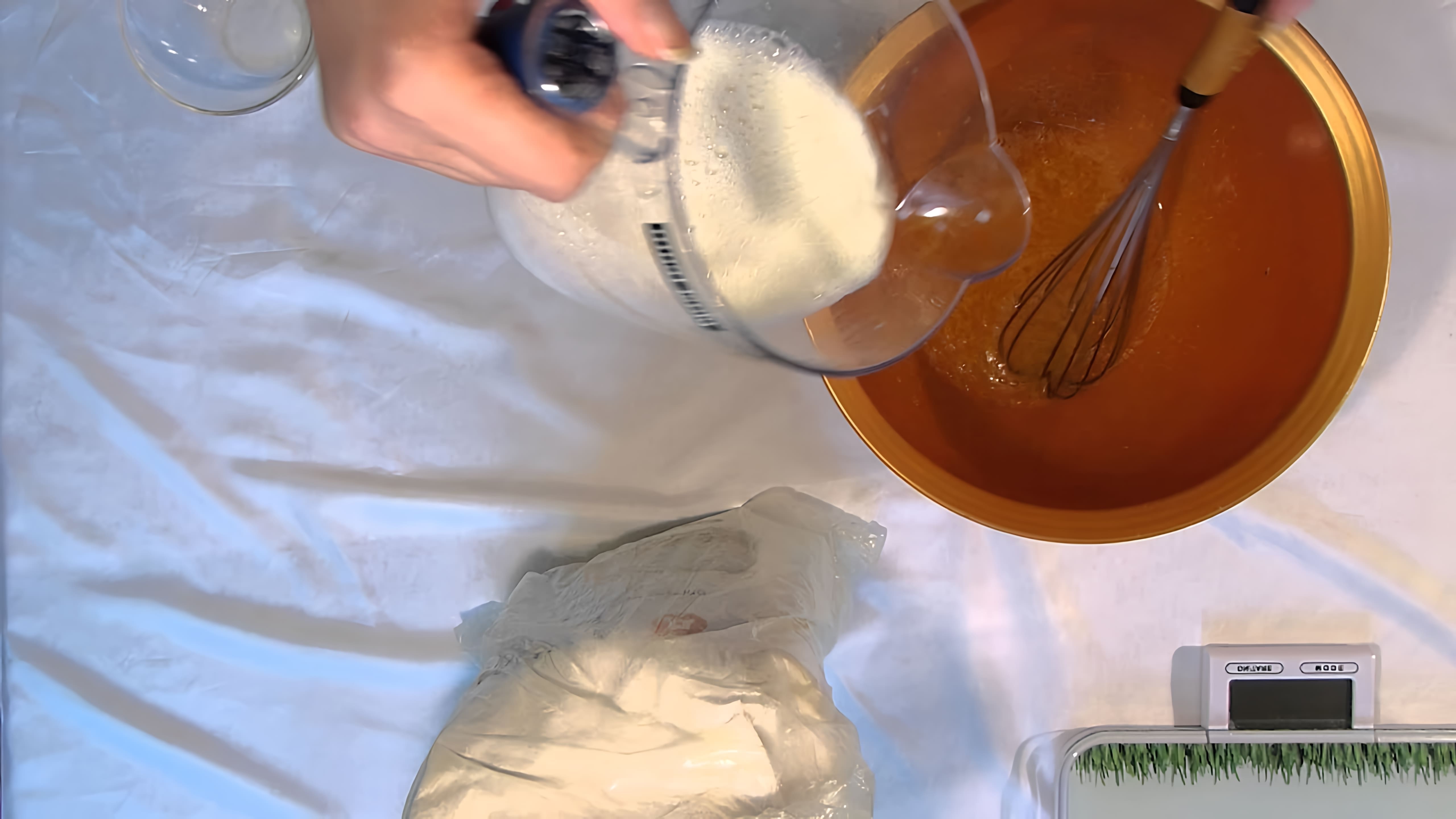 В этом видео рецепте Светлана готовит тесто для блинов на молоке