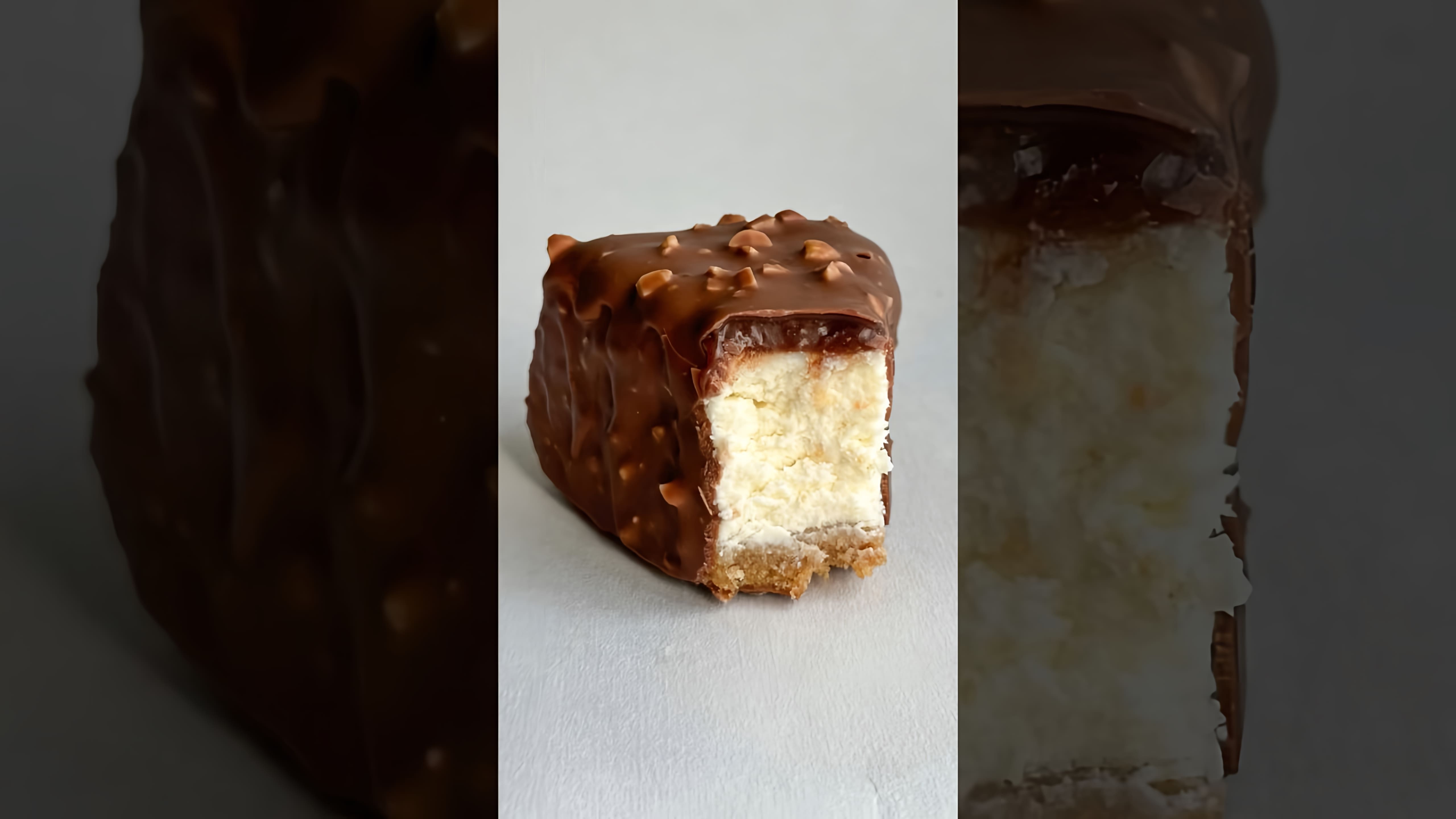 В этом видео демонстрируется рецепт приготовления чизкейка Нью-Йорк с карамелью и глазурью "Роше"