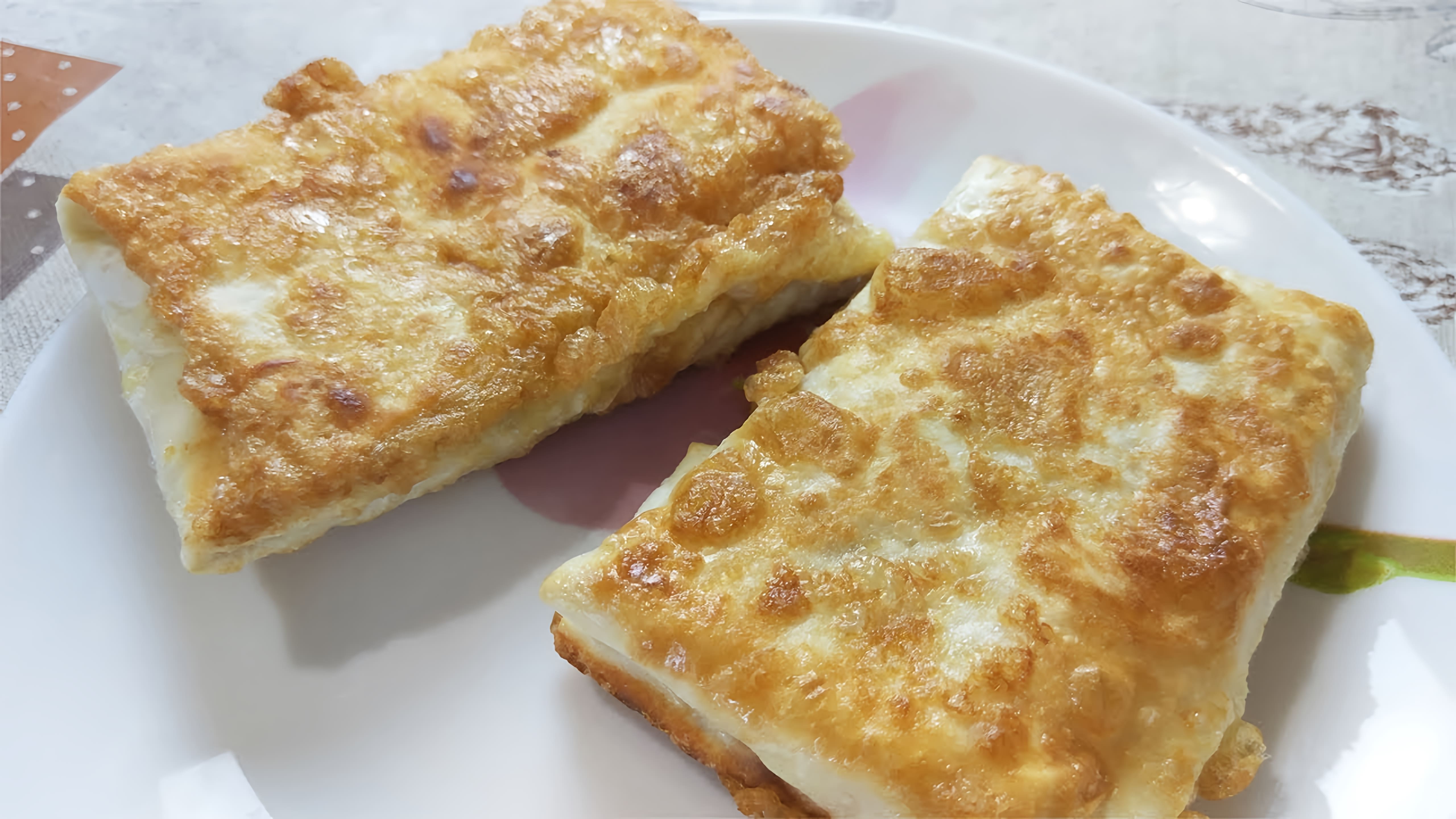 В этом видео демонстрируется простой и быстрый рецепт вкусного завтрака из лаваша