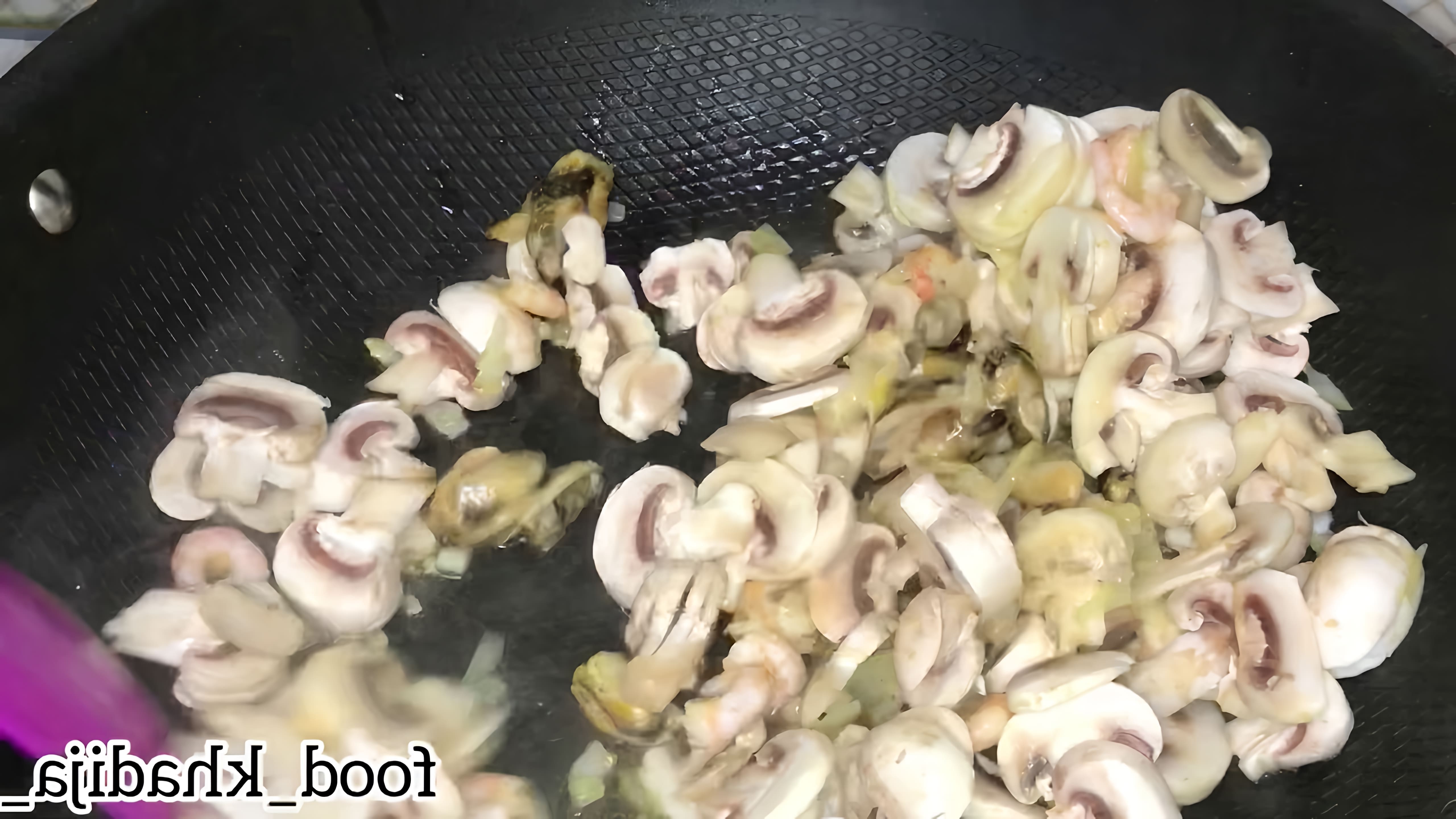 В этом видео-ролике мы увидим процесс приготовления вкусного итальянского блюда - фетучини с морепродуктами в сливочном соусе