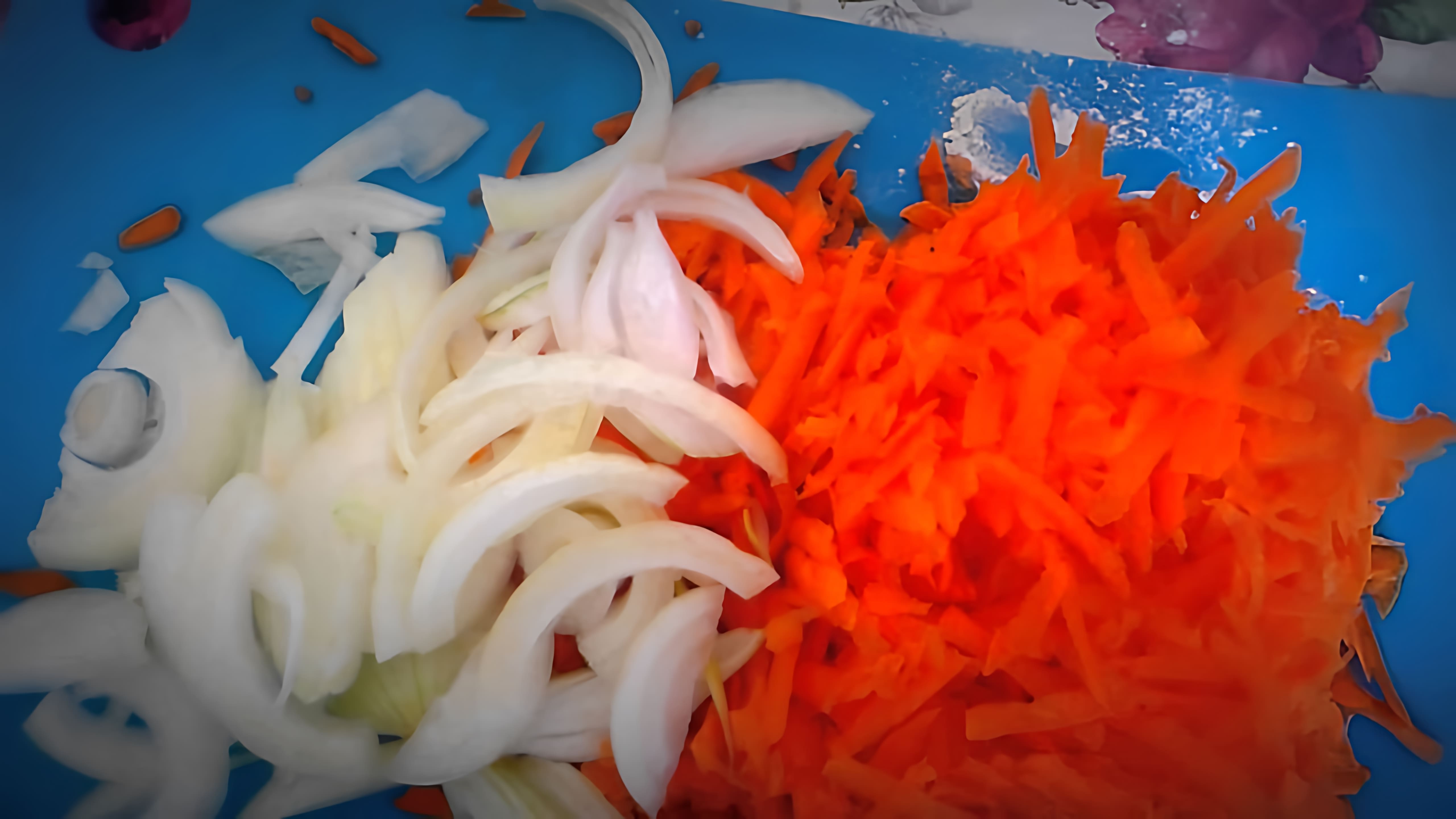 В этом видео демонстрируется процесс приготовления наваги в сметане с овощами
