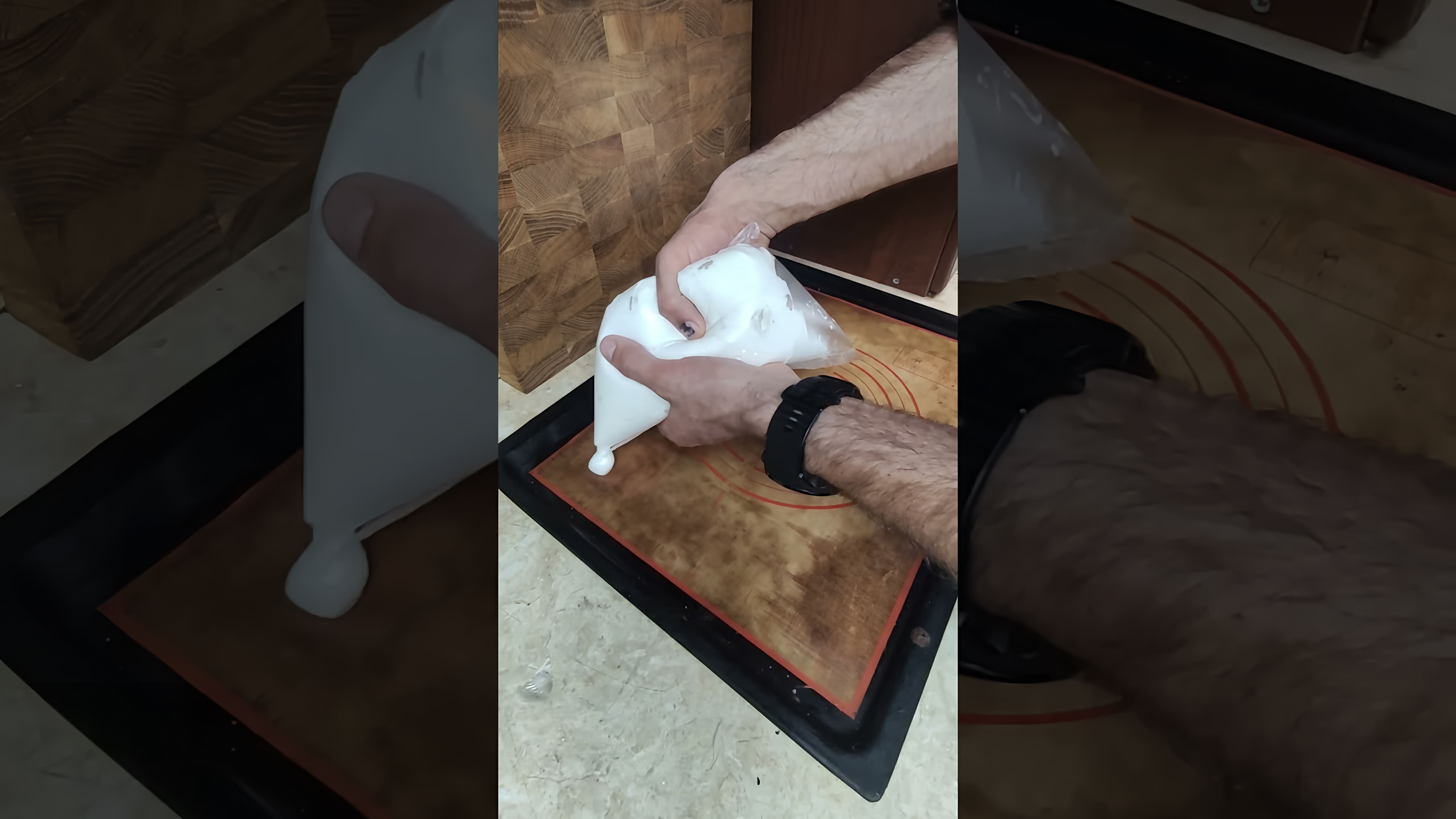 В этом видео демонстрируется процесс приготовления домашнего безе