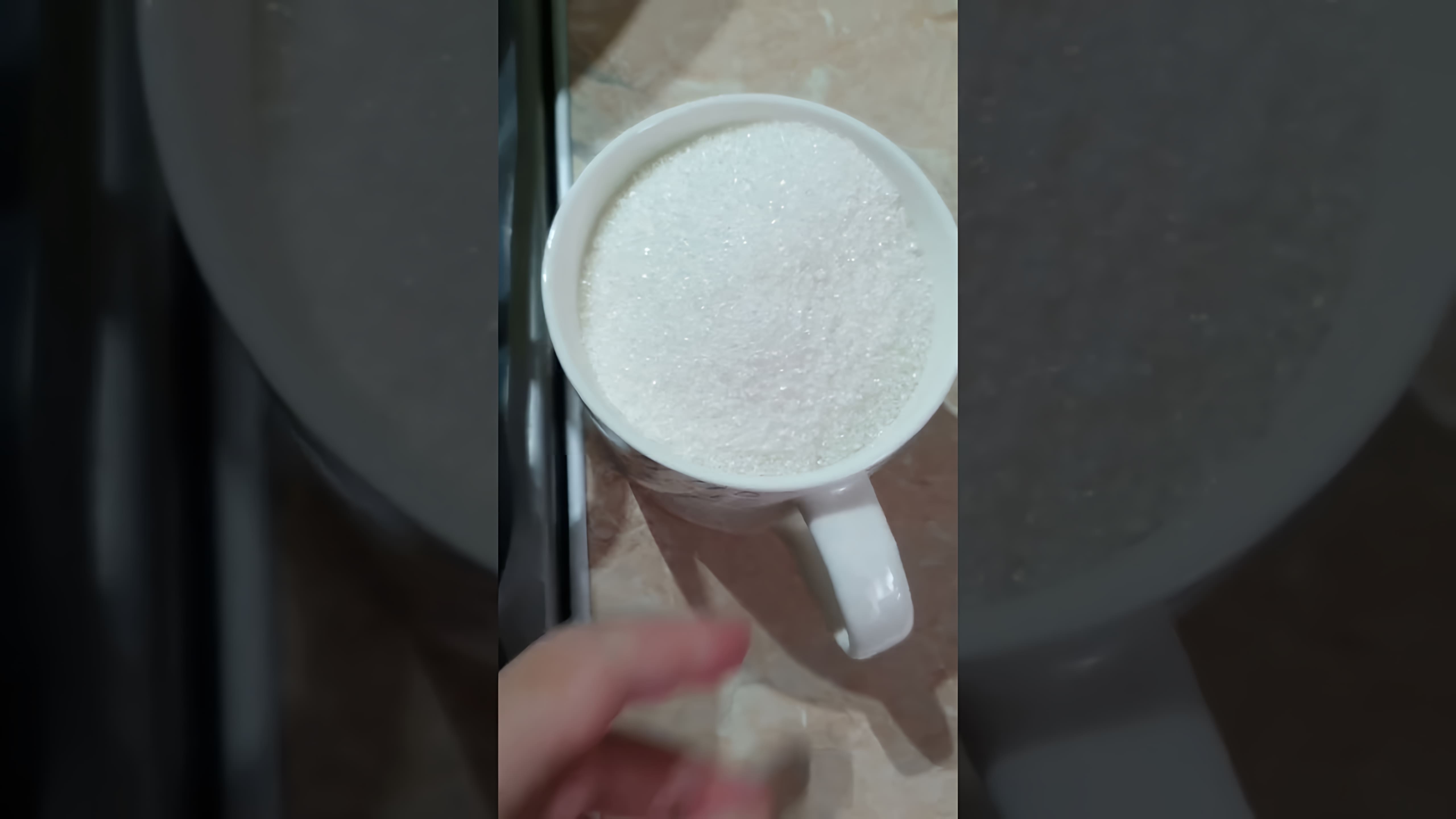 В этом видео демонстрируется процесс приготовления компота из слив на зиму
