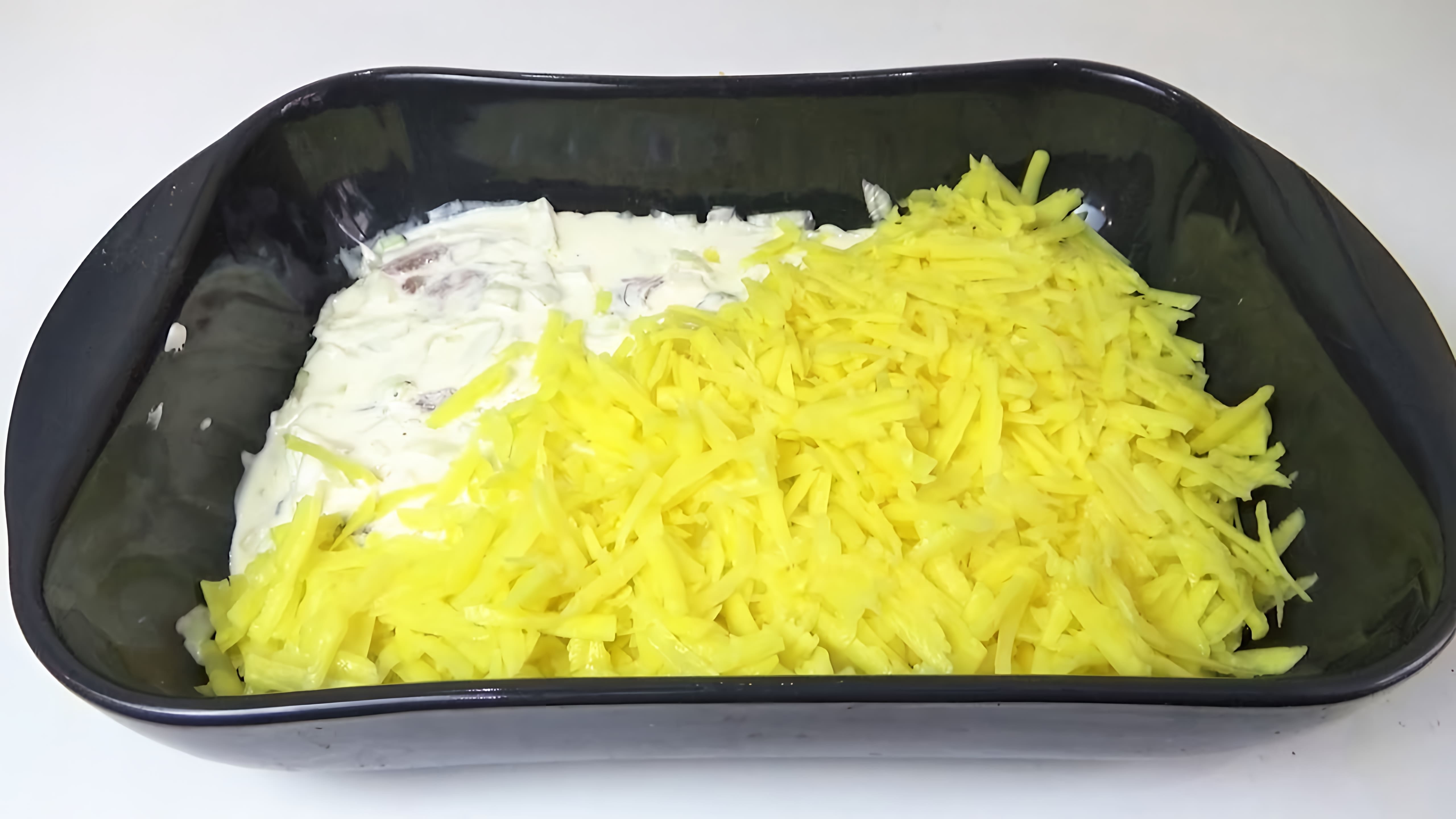 В этом видео-ролике будет показан простой и вкусный рецепт приготовления куриной грудки в картофельной шубе, запеченной в духовке